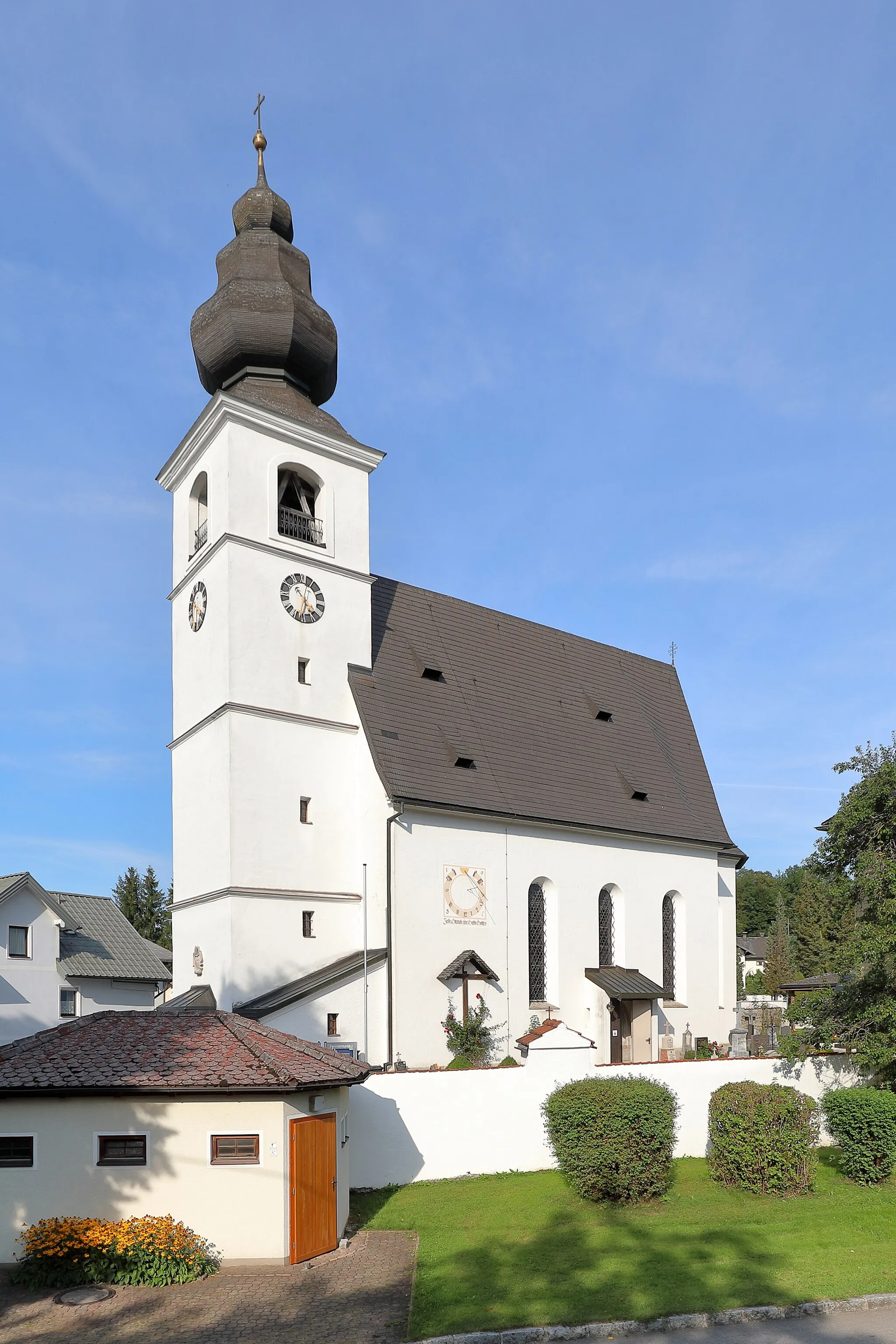 Photo showing: Südwestansicht der röm.-kath. Pfarrkirche Mariä Himmelfahrt in der oberösterreichischen Gemeinde Zell am Moos. Eine spätgotische Kirche mit einem einschiffigen, vierjochigen Langhaus und einem viergeschossigen Westturm mit barockem, birnenförmigem Helm, die 1672 teilweise umgebaut wurde.