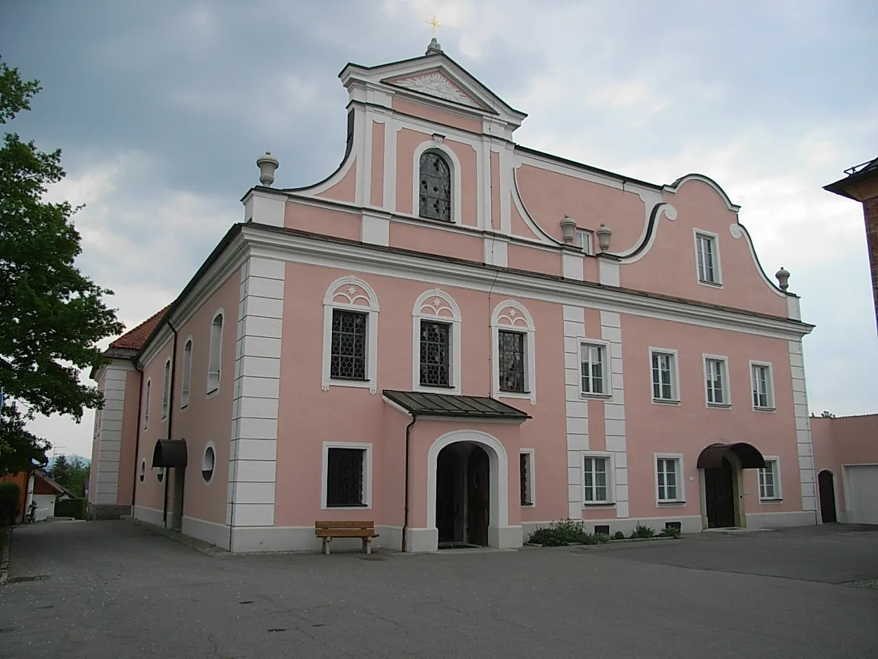 Photo showing: Thyrnau, St Francis Xavier Parish Church from north-east.