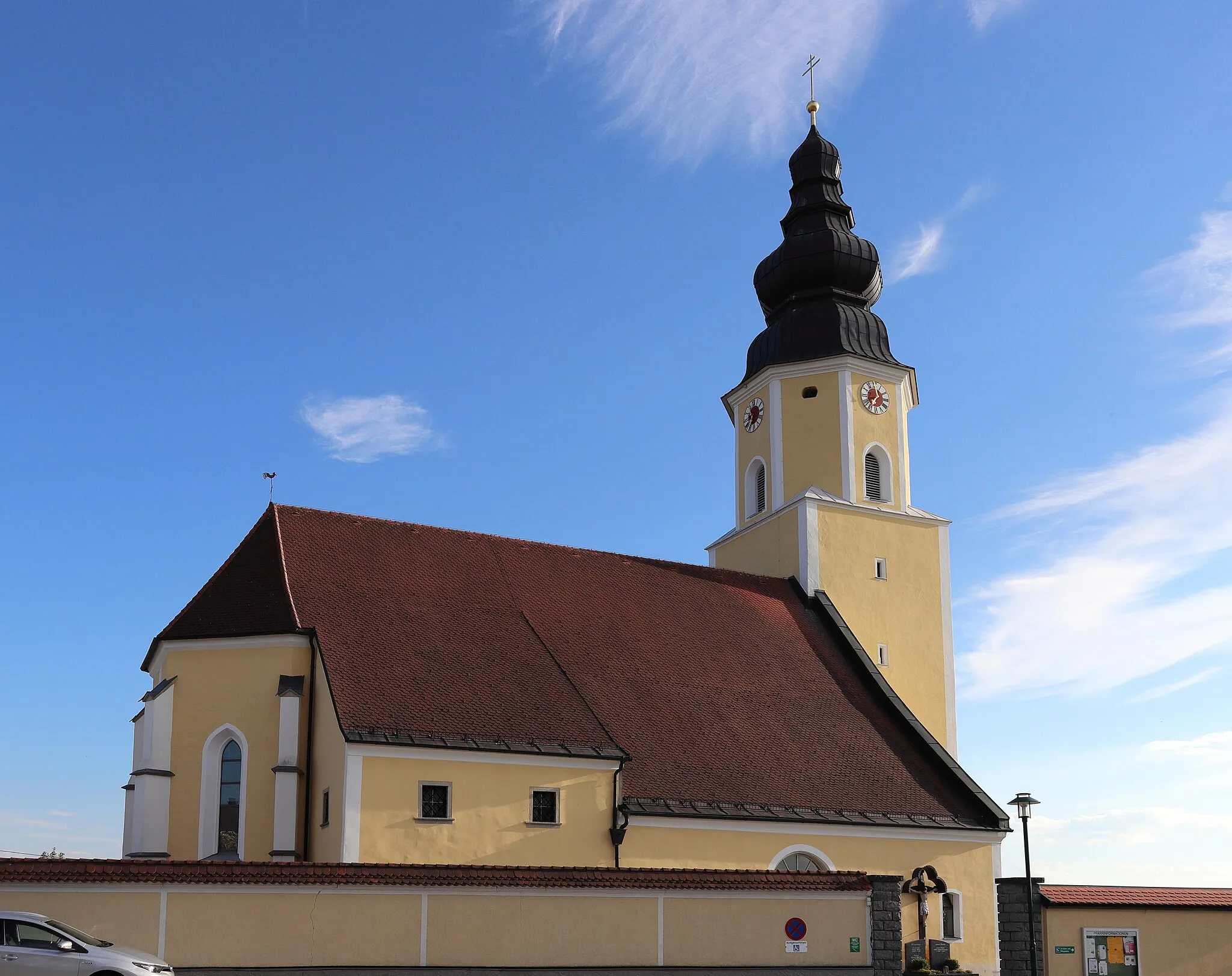 Photo showing: Außenaufnahme der Pfarrkirche Esternberg