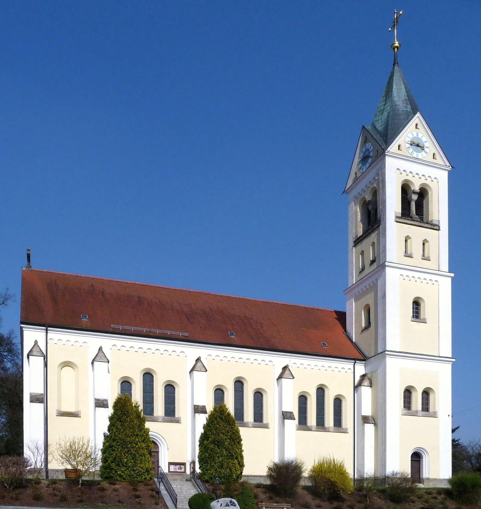 Photo showing: Die katholische Pfarrkirche Maria Himmelfahrt in Ortenburg. Bauzeit 1892 bis 1894, Architekt Johann Baptist Schott.