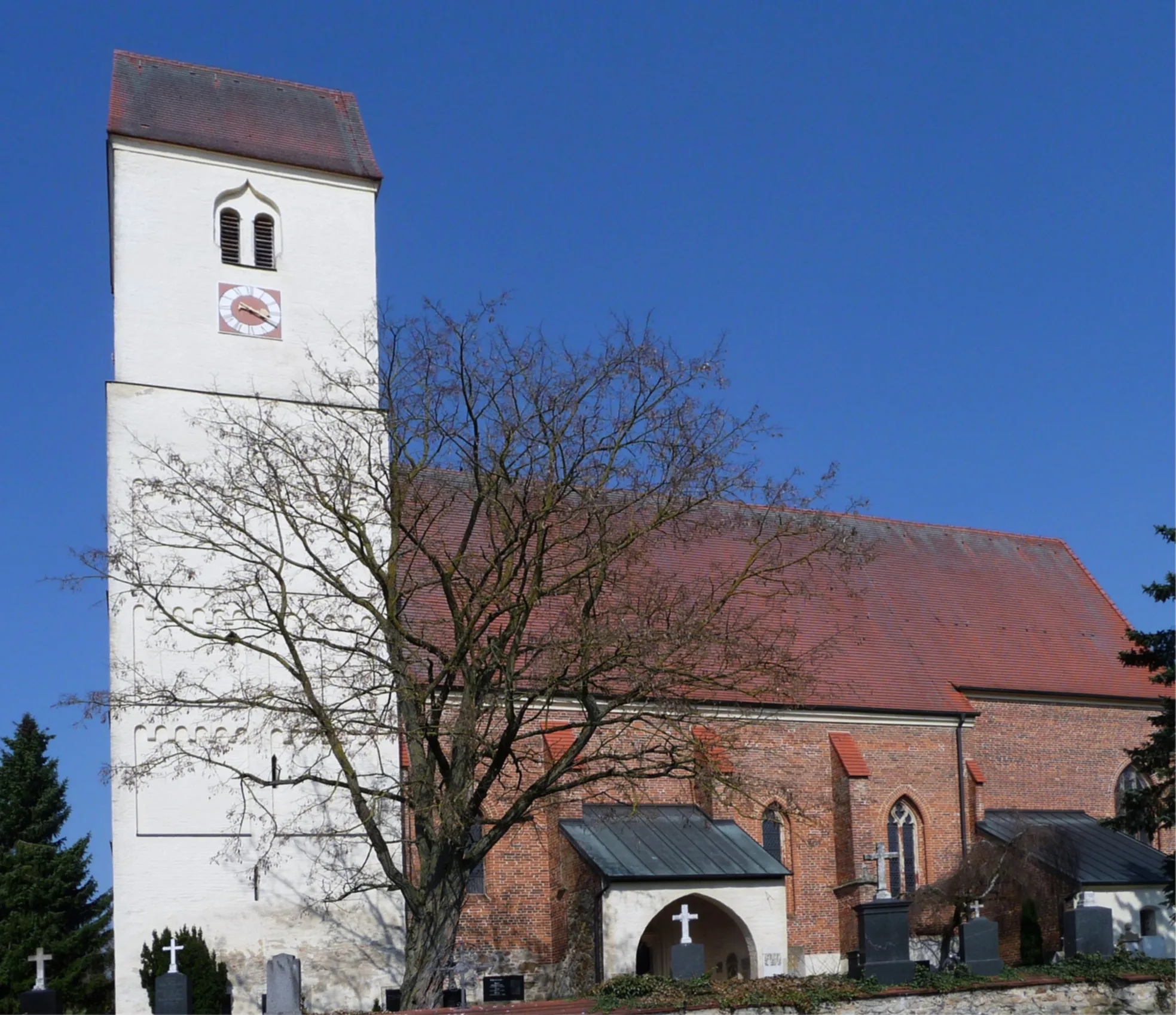 Photo showing: Die evangelische Laurentiuskirche in Steinkirchen, Gemeinde Ortenburg