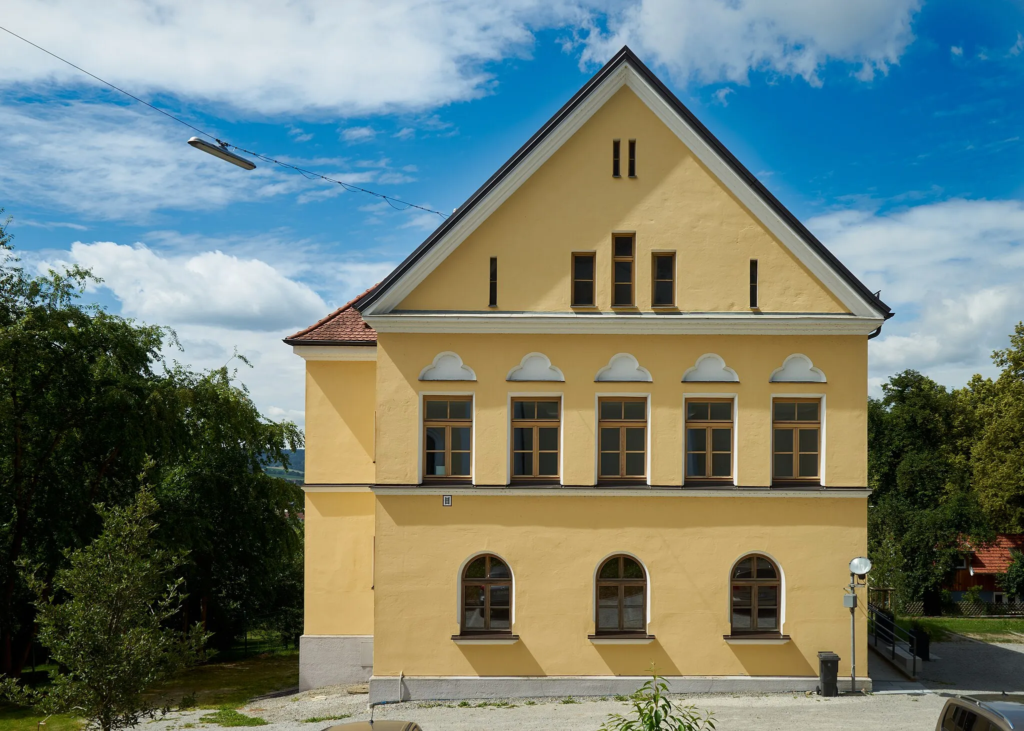 Photo showing: Altes Schulhaus der katholischen Pfarrei, Lindenallee 12, zweigeschossiger und traufständiger Satteldachbau mit Dreipassblenden über den Fenstern und Gesimsgliederungen, neugotisch, spätes 19. Jahrhundert, Ansicht von Nordosten