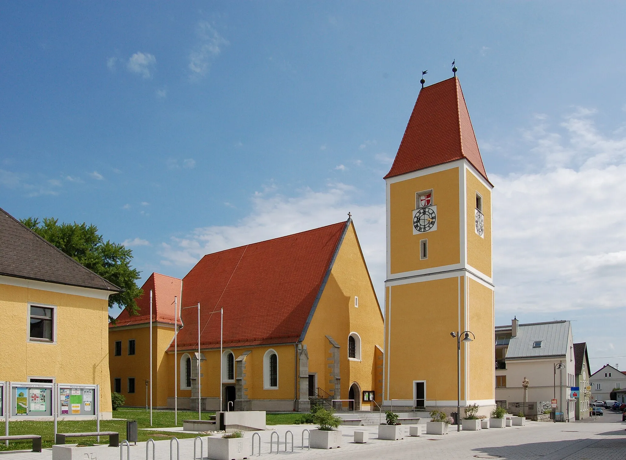 Photo showing: Die Pfarrkirche von Feldkirchen ist ein gotischer Kirchenbau mit einheitlicher Rokokoeinrichtung und freistehendem ehemaligen Wehrturm.

This media shows the protected monument with the number 18617 in Austria. (Commons, de, Wikidata)