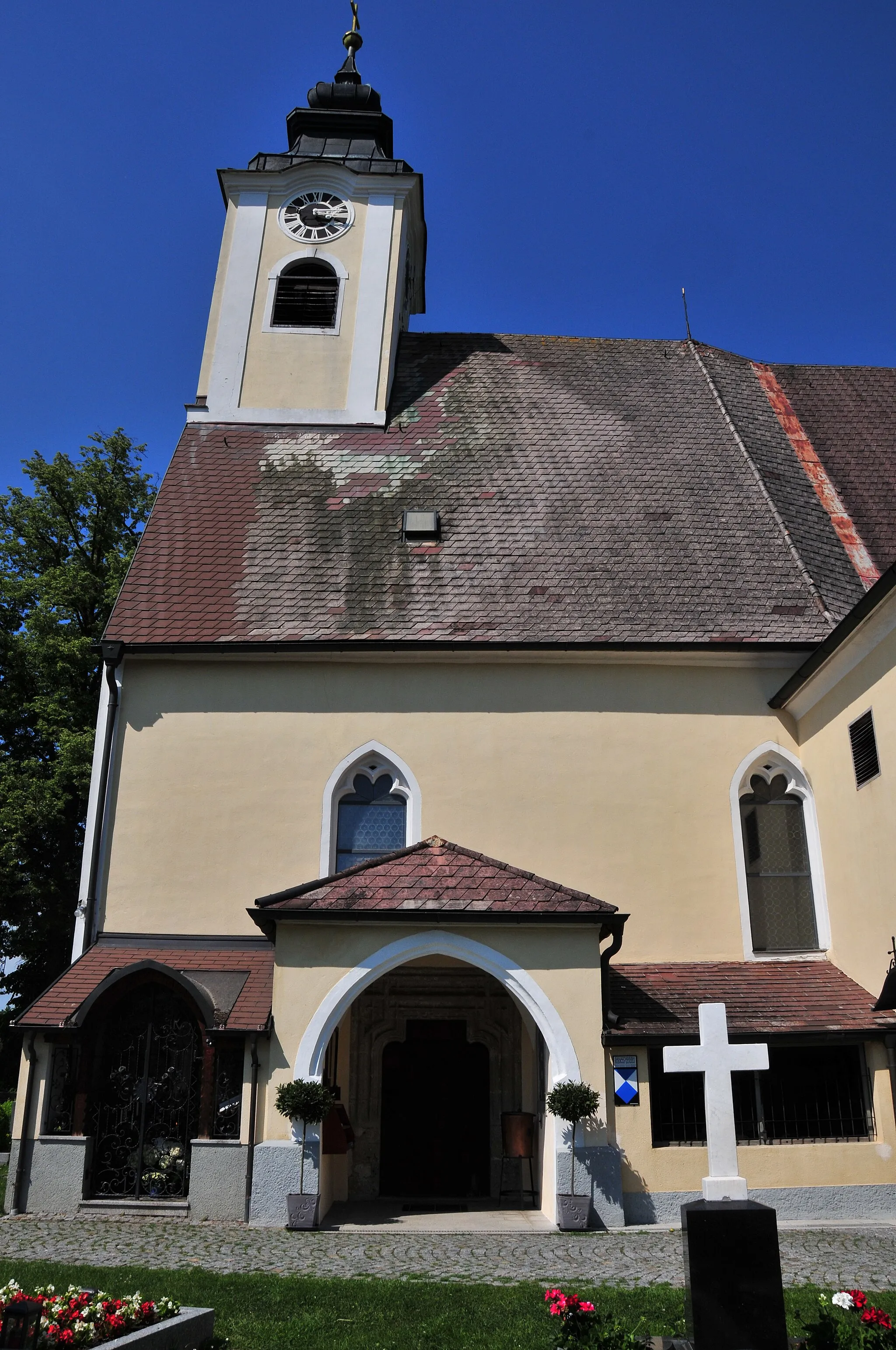 Photo showing: Kath. Pfarrkirche hll. Peter und Paul mit Friedhof