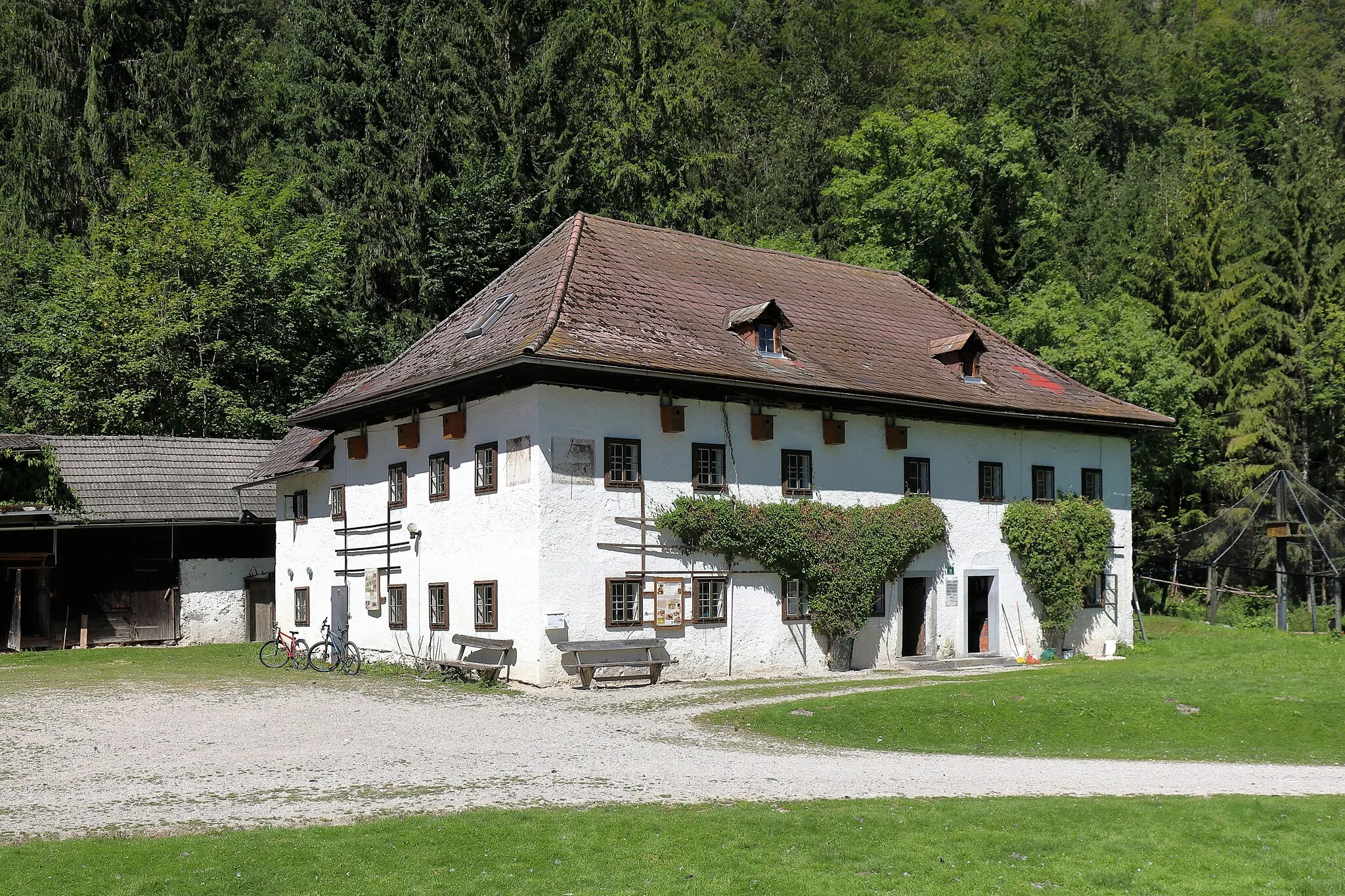 Photo showing: Die alte Konrad-Lorenz-Forschungsstelle (KLF) bzw. das „Auingerhaus“ in der oberösterreichischen Gemeinde Grünau im Almtal. Die Forschungsstelle wurde Konrad Lorenz nach seiner Pensionierung zur Verfügung gestellt, damit er seine Forschungsarbeiten an den Graugänsen fortzusetzen konnte. Dazu stellte die Cumberländische Forstverwaltung 1973/74 das sogenannte »Auingerhaus« im Almtal zur Verfügung. Seit 2011 gehört die KLF offiziell zur Uni Wien. Mittlerweile wurde beim Cumberland Wildpark ein Neubau um 1,7 Mio. errichtet (Spatenstich am 6. Okt. 2018), wobei jedoch das ursprüngliche Gebäude noch immer genutzt wird (Stand: Aug. 2020).