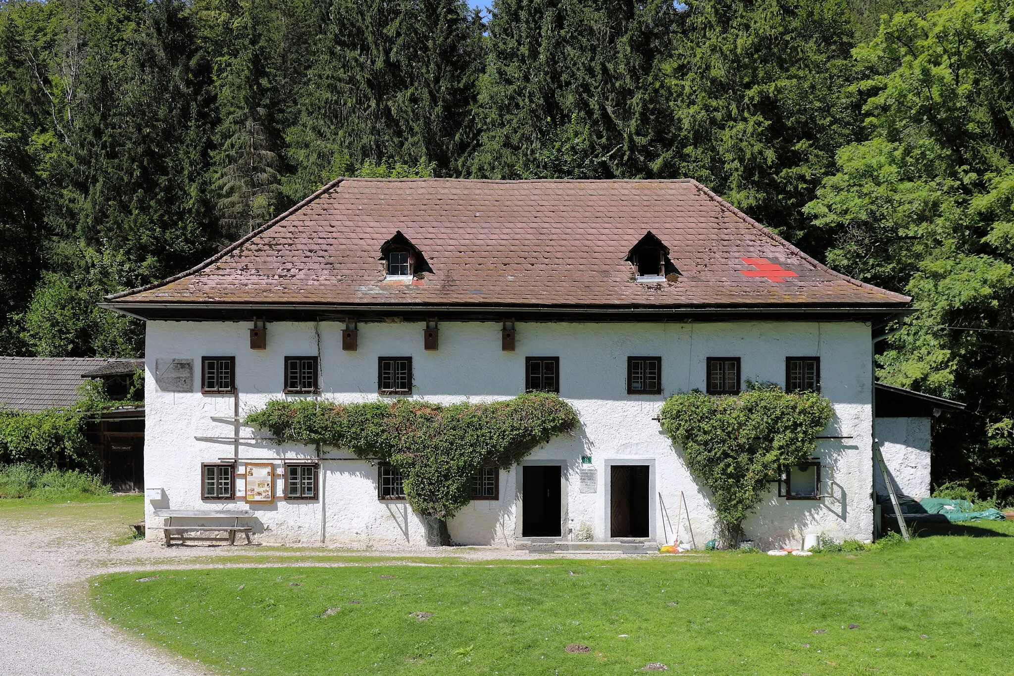 Photo showing: Die alte Konrad-Lorenz-Forschungsstelle (KLF) bzw. das „Auingerhaus“ in der oberösterreichischen Gemeinde Grünau im Almtal. Die Forschungsstelle wurde Konrad Lorenz nach seiner Pensionierung zur Verfügung gestellt, damit er seine Forschungsarbeiten an den Graugänsen fortzusetzen konnte. Dazu stellte die Cumberländische Forstverwaltung 1973/74 das sogenannte »Auingerhaus« im Almtal zur Verfügung. Seit 2011 gehört die KLF offiziell zur Uni Wien. Mittlerweile wurde beim Cumberland Wildpark ein Neubau um 1,7 Mio. errichtet (Spatenstich am 6. Okt. 2018), wobei jedoch das ursprüngliche Gebäude noch immer genutzt wird (Stand: Aug. 2020).