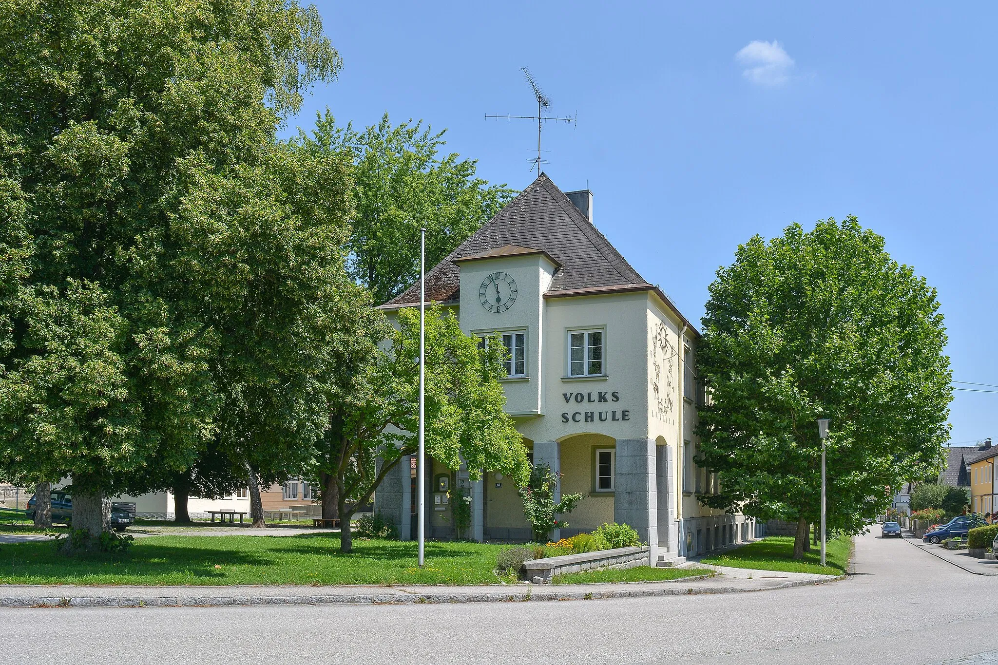 Photo showing: Volksschule in Neumarkt im Hausruckkreis