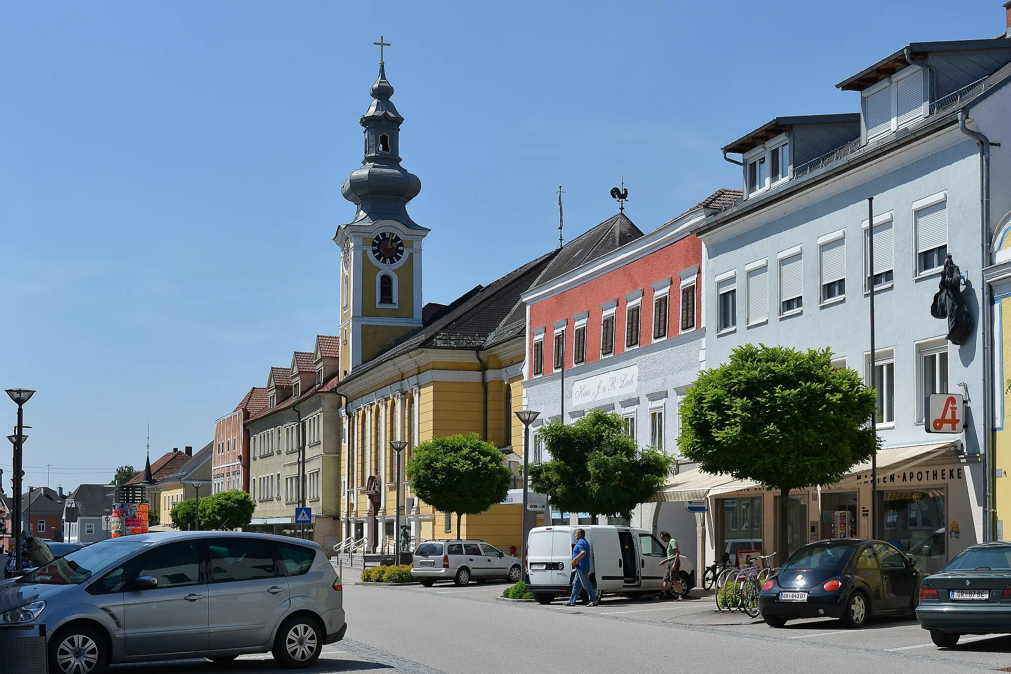 Photo showing: Main Square of Neumarkt im Hausruckkreis with cath. parish church.