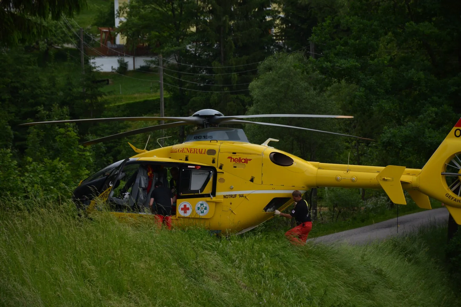 Photo showing: Christophorus 10 gelandet auf einem Güterweg nahe der Unfallstelle