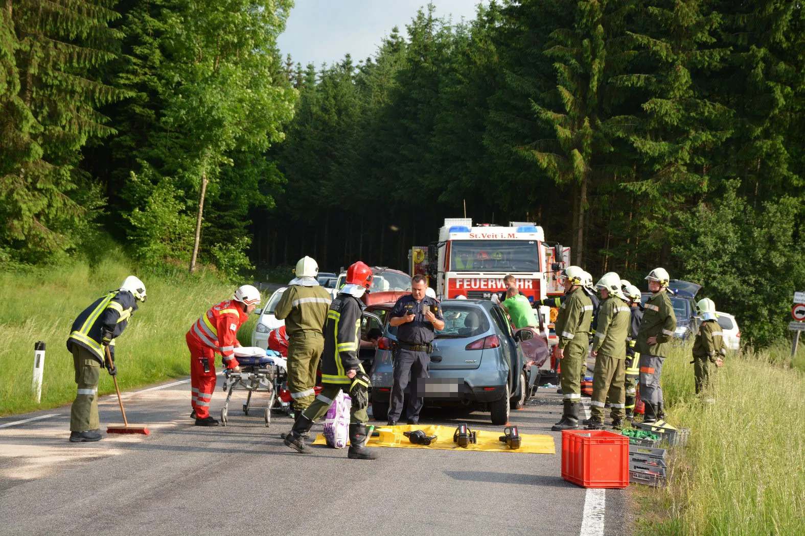 Photo showing: Abarbeiten eines Verkehrsunfalles in St. Veit im Mühlkreis durch Rotes Kreuz, Feuerwehr und Polizei