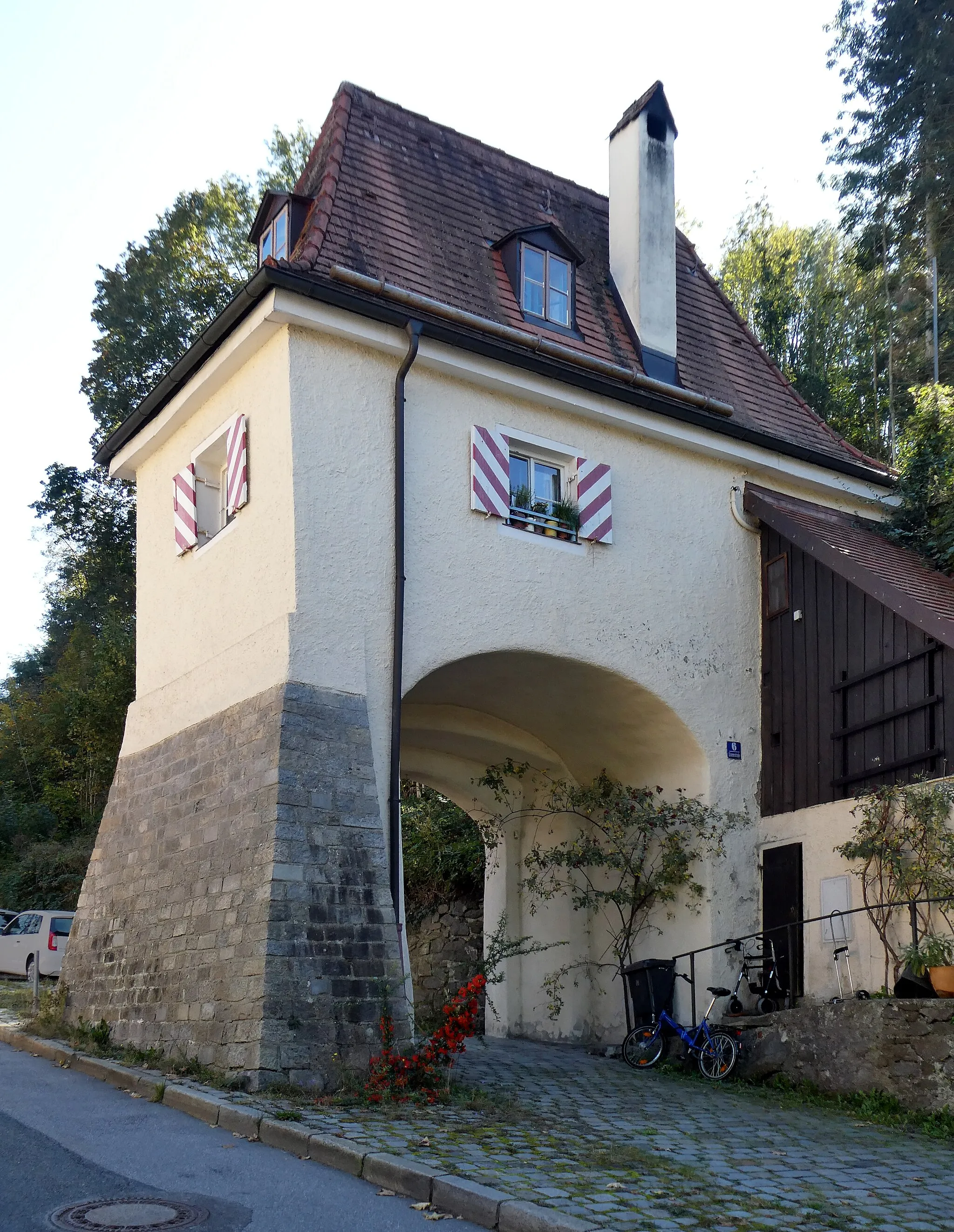 Photo showing: Das Linzer Tor oder Schneckentor in der Passauer Innstadt, von Nordwesten gesehen.