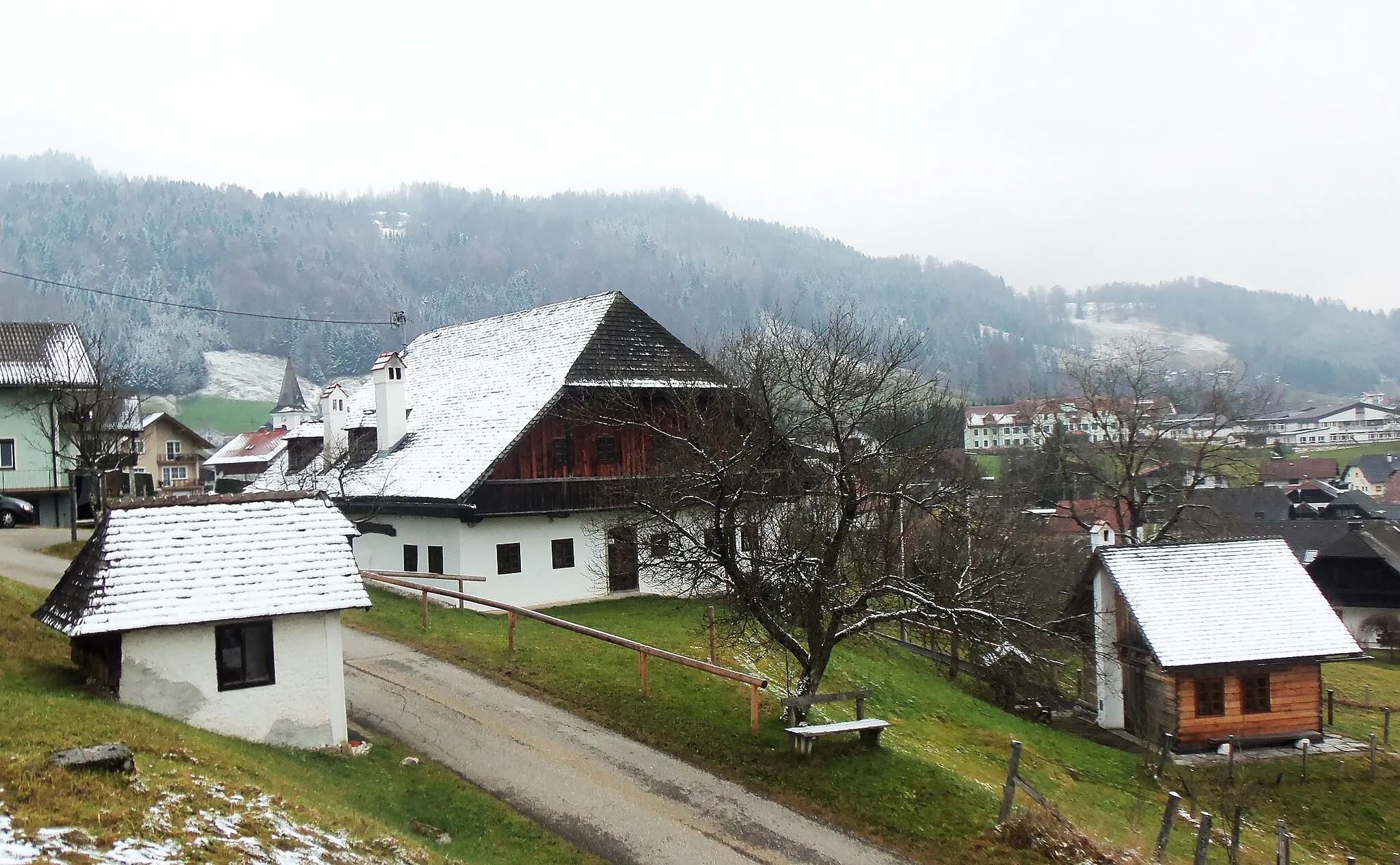 Photo showing: Heimathaus, die Kapelle Rabenwies Links und die Werkstatt recht