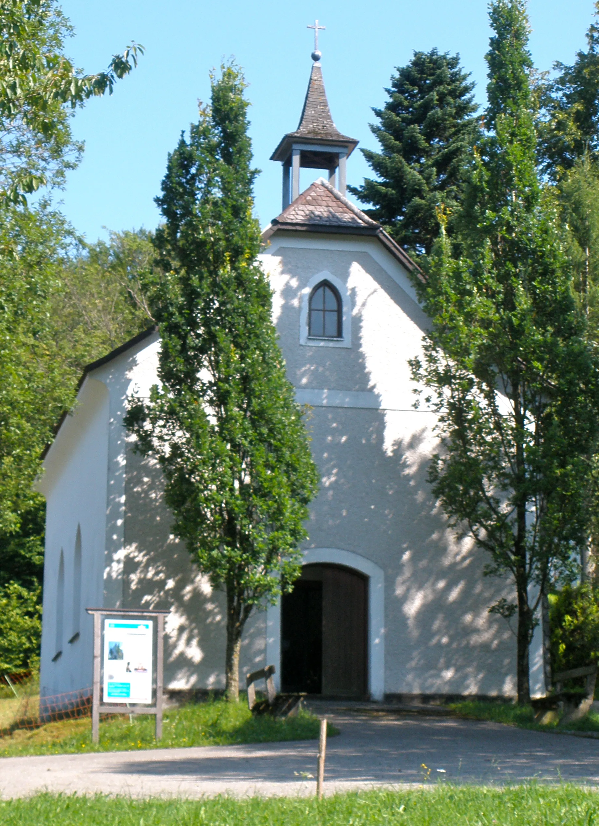 Photo showing: Die Kalvarienbergkapelle in Neukirchen bei Altmünster wurde am 6. August 1882 eingeweiht.