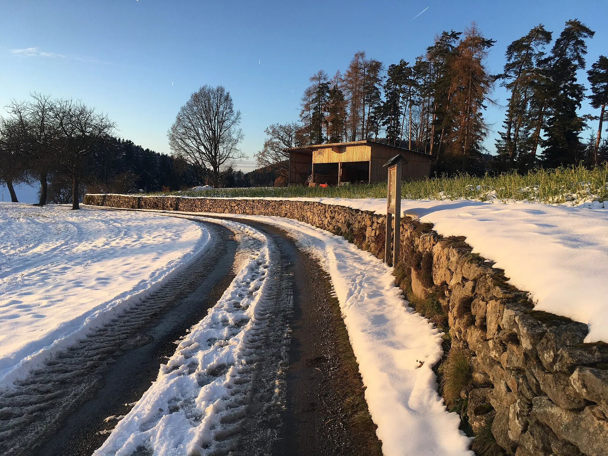 Photo showing: Trockensteinmauer Hadersdorf im Winter