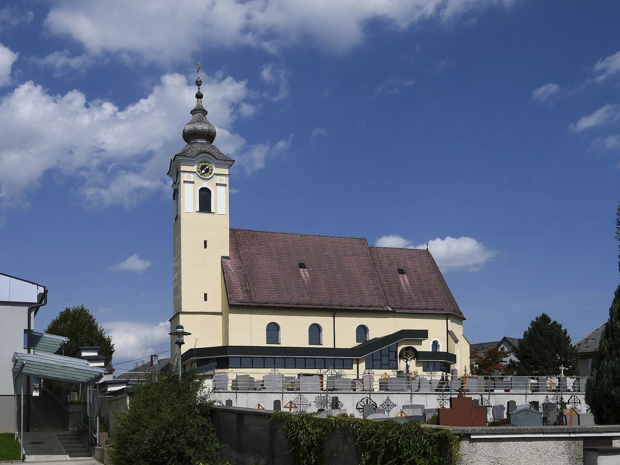 Photo showing: Kath. Pfarrkirche hl. Leonhard mit Friedhof