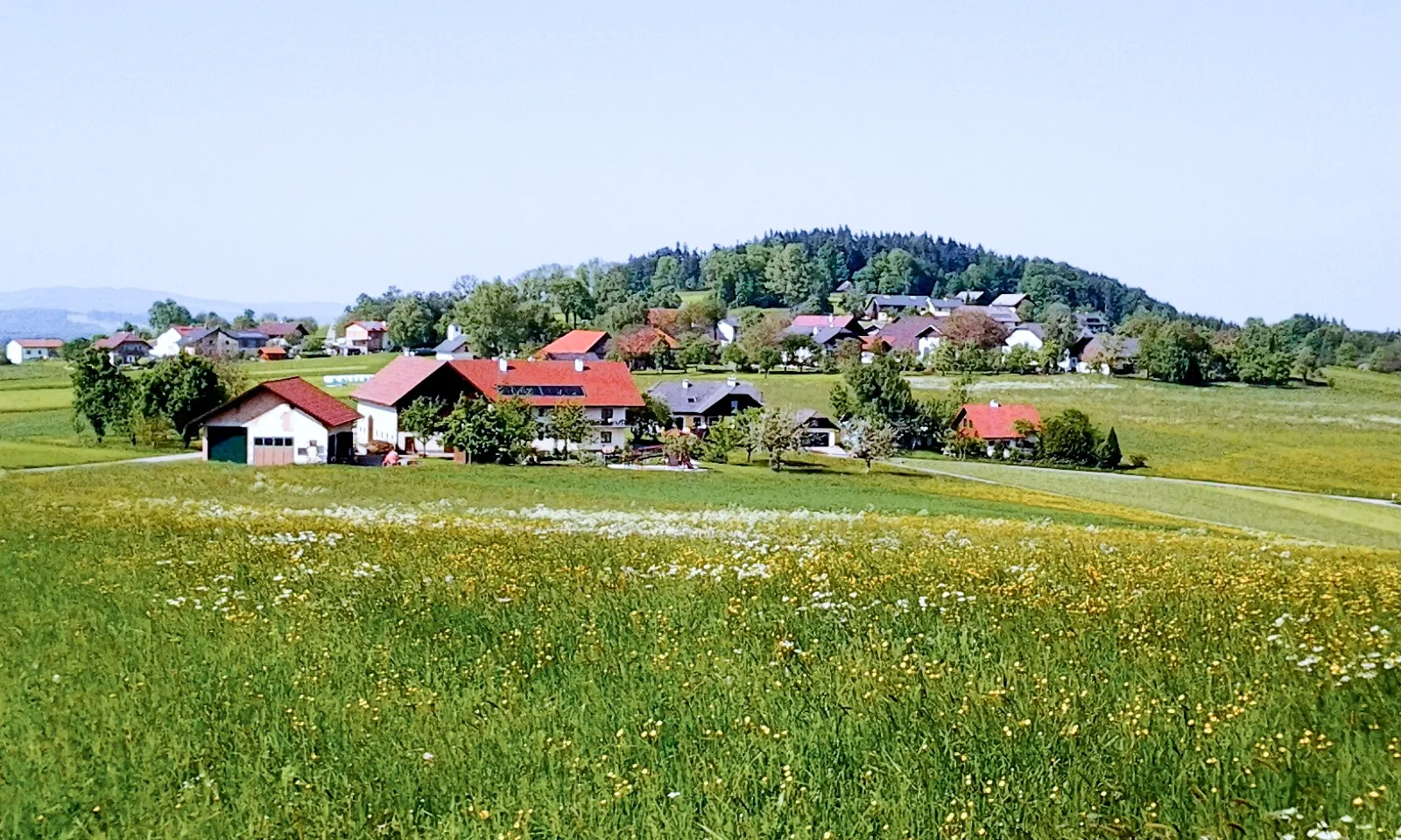 Photo showing: Blick auf Berg im Attergau, den Hauptort der gleichnamigen Gemeinde am Attersee (Oberösterreich)