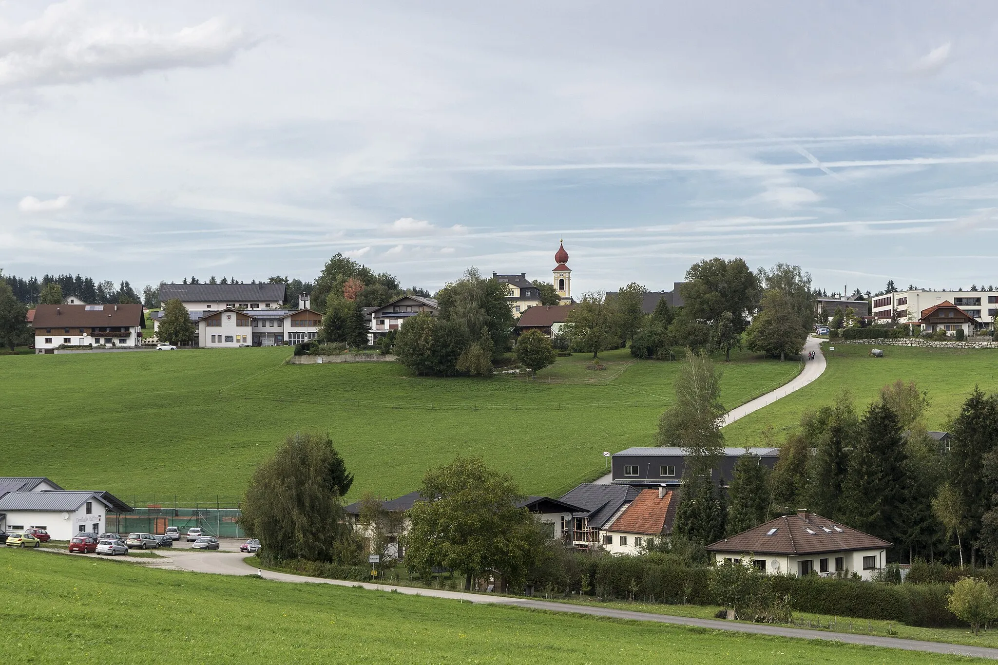 Photo showing: Pfaffing, Oberösterreich Gesamtansicht. Links unten die Dorfhalle. Schräg rechts darüber das Gemeindeamt mit Feuerwehr. Mittig oben Kirche mit altem Pfarrhof. Rechts oben das Altersheim.