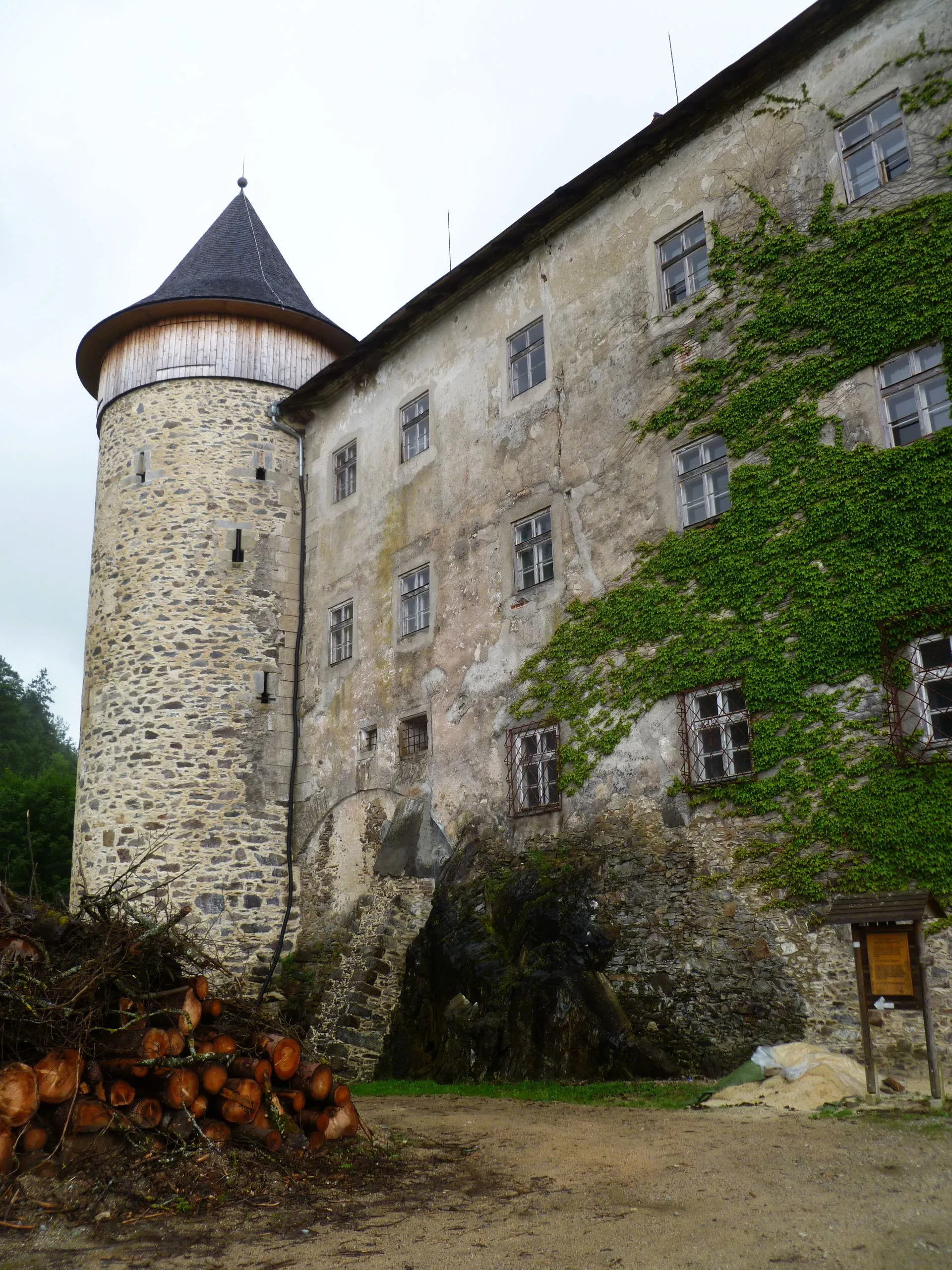 Photo showing: Burgruine Marsbach (Rundturm und Südflügel)