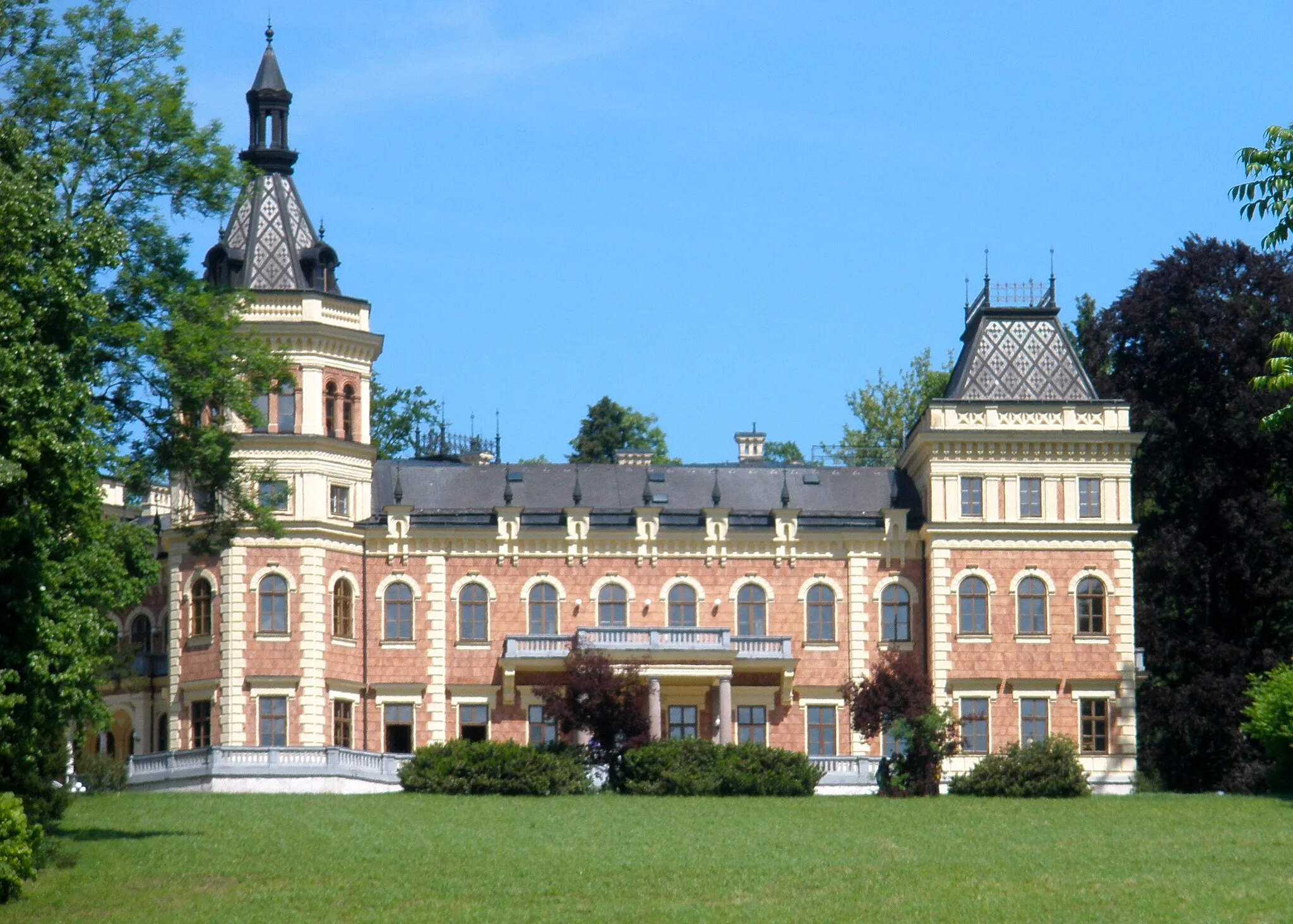 Photo showing: Das Schloss Traunsee in Altmünster bei Gmunden wurde in den Jahren 1872 bis 1875 von Herzog Philipp von Württemberg als Sommervilla ür seine Gemahlin Erzherzogin Maria Theresia erbaut. Erzherzogin Maria Theresia war eine Enkelin Erzherzog Karls des Siegers der Schlacht von Aspern (1809). Das Gebäude erhält daher den Namen "Villa Maria Theresia", ist aber in der Traunseeregion stets als "Schloß Württemberg" bekannt gewesen und hat heute den Namen Schloß Traunsee. Planung und Bauausführung erfolgt durch den Architekten Heinrich Adam (1839 - 1905). Zum Areal des Schlosses gehören ca. 20 ha Grund. Heute ist es im Besitz der Republik Österreich. Das Schloss beherbergt heute ein Internat für Schülerinnen und Schüler des angeschlossenen BRG/BORG Schloss Traunsee.