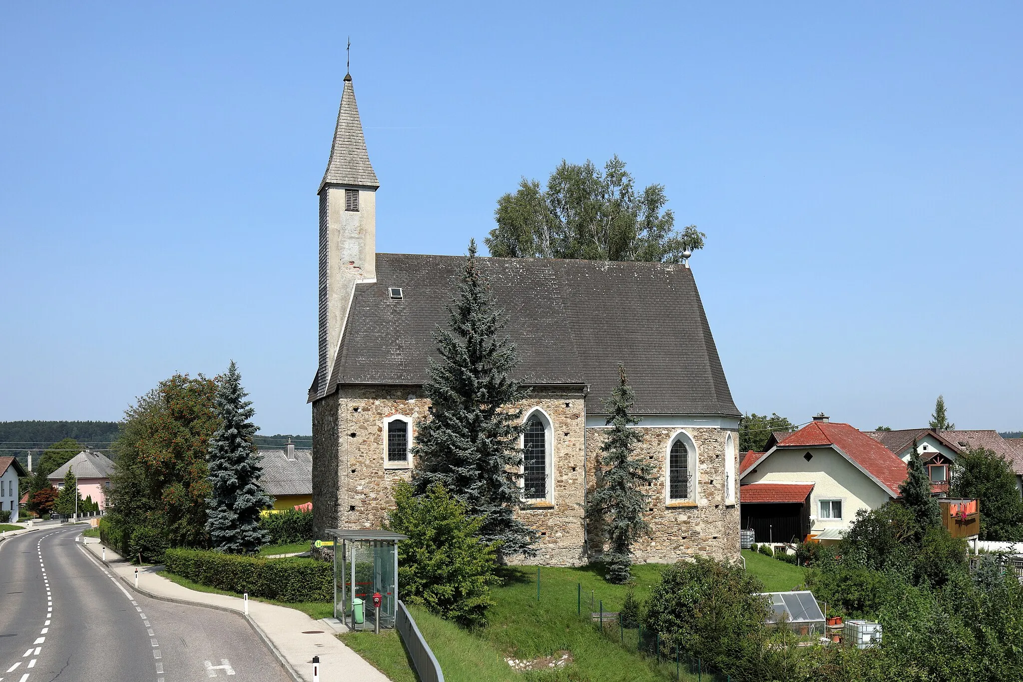 Photo showing: Südansicht der sogenannten Schimmelkirche (röm.-kath. Filialkirche hl. Andreas) in Pichlwang, ein Dorf, das vorwiegend sich auf dem Gebiet der oberösterreichischen Marktgemeinde Timelkam befindet, jedoch der südliche Teil gehört zur Marktgemeinde Lenzing. Die spätgotische Kirche wurde am 19. Jänner 1508 von Weihbischof Bernhard Meurl von Passau geweiht.