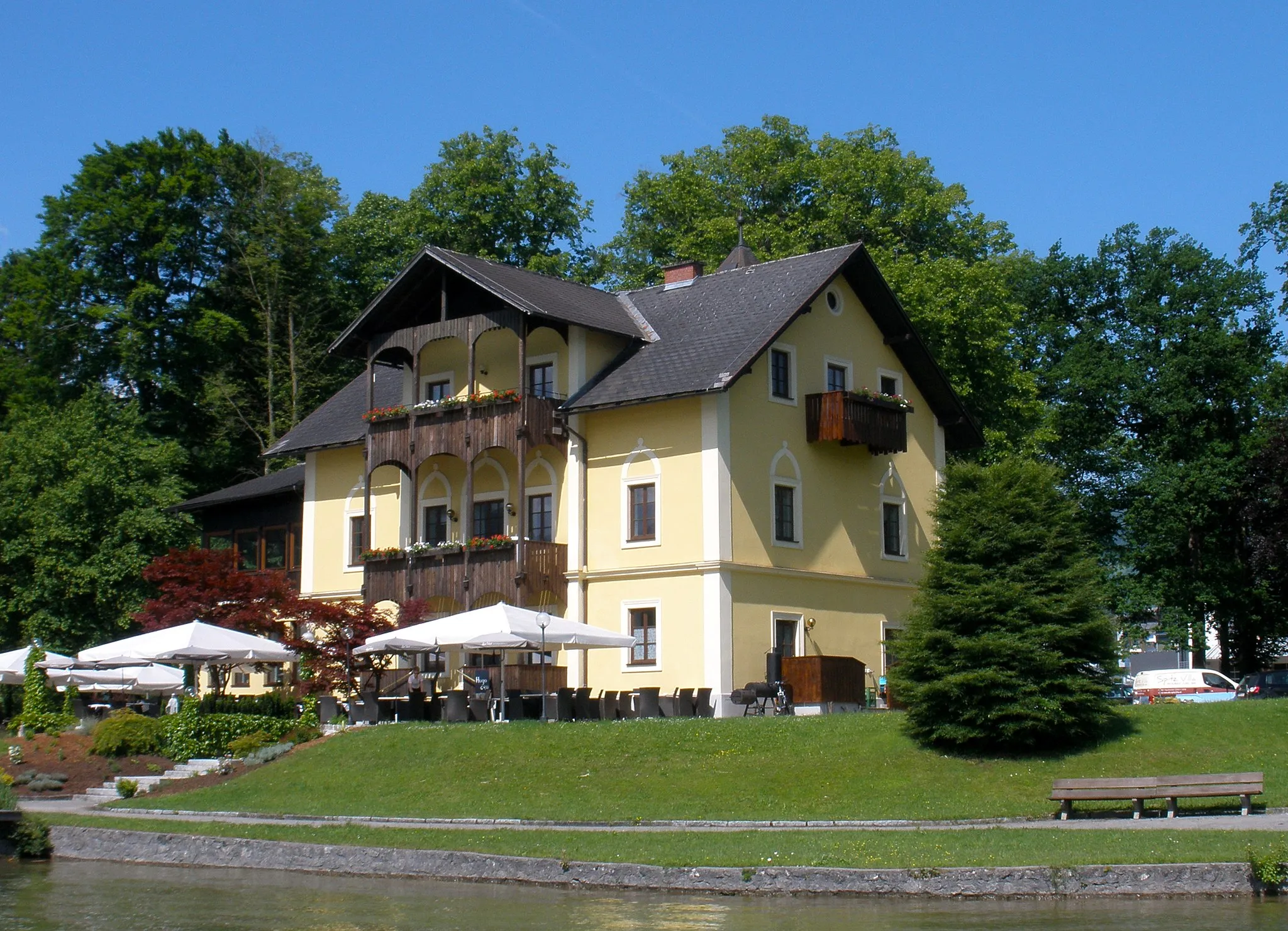 Photo showing: Die Spitzvilla in Traunkirchen, unmittelbar am Traunsee gelegen, wurde 1870 erbaut und 1897 von Sir Rudolf Carl Freiherr von Slatin – bekannt auch als Slatin Pascha – erworben. Slatin Pascha war österreichischer Offizier, Forschungsreisender und in britischen Diensten Gouverneur im Türkisch-Ägyptischen Sudan. Heute ist die Spitzvilla ein Café-Restaurant.