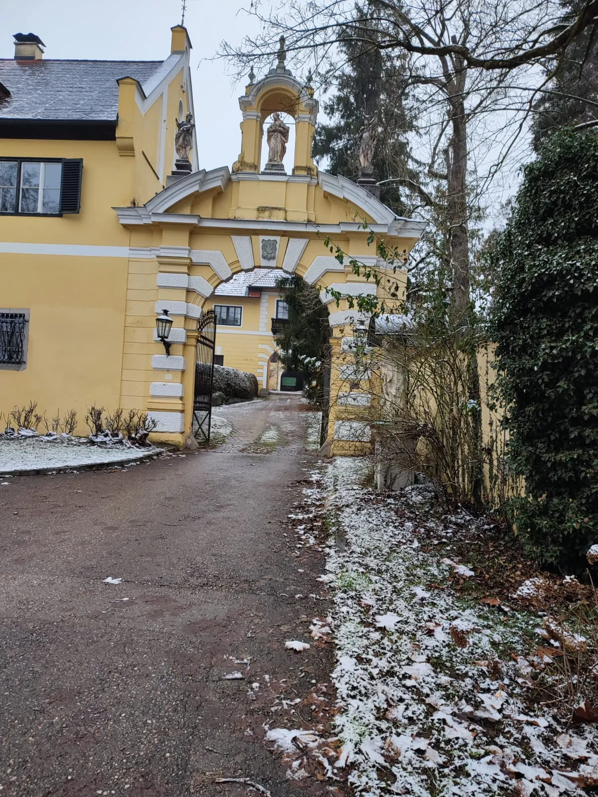 Photo showing: Baroque entrance of Schloss Puchberg