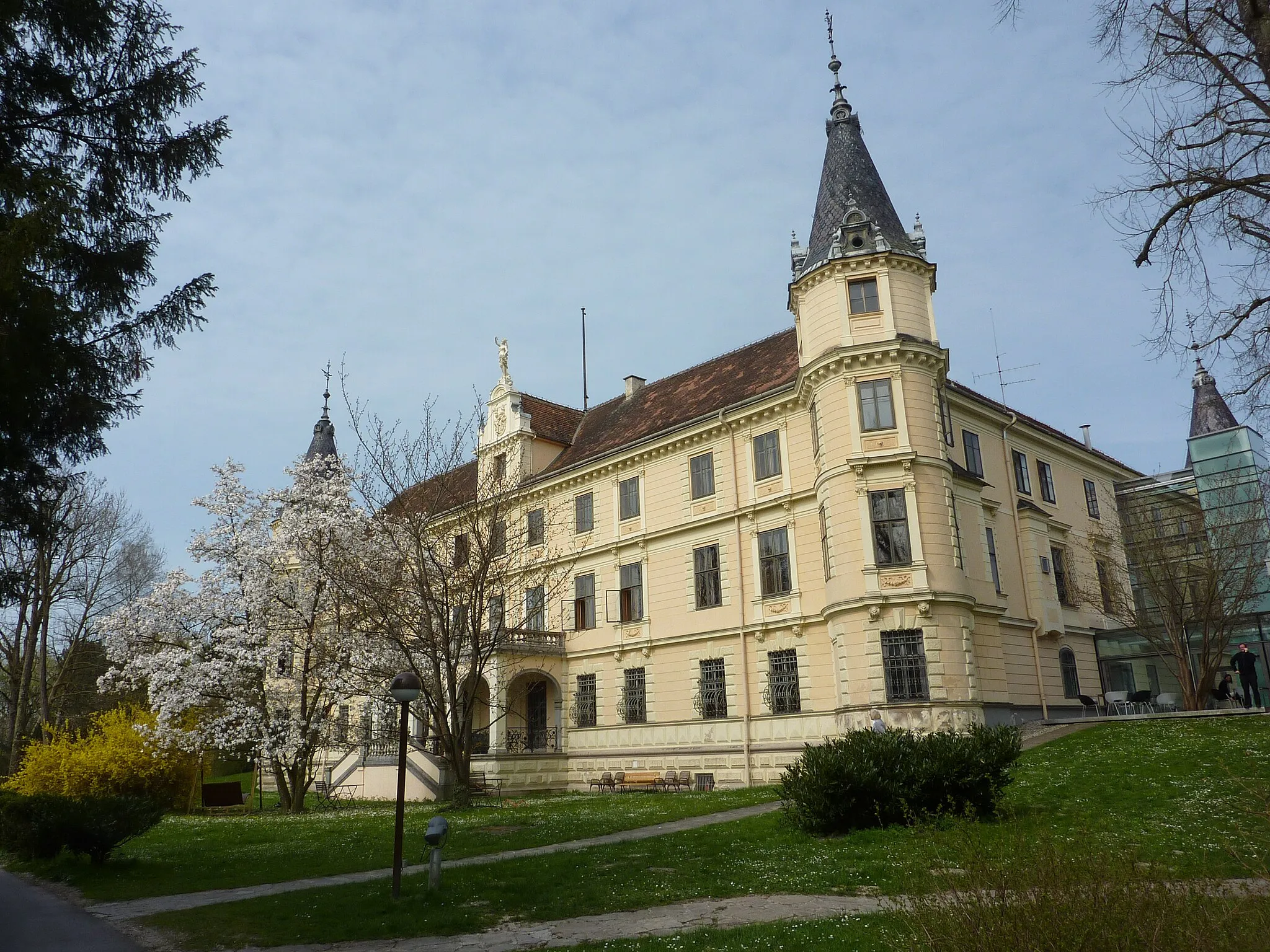 Photo showing: Schloss Puchberg, Puchberg 1, Wels Puchberg Oberösterreich - Süd- und Ostflügel

This media shows the protected monument with the number 59397 in Austria. (Commons, de, Wikidata)