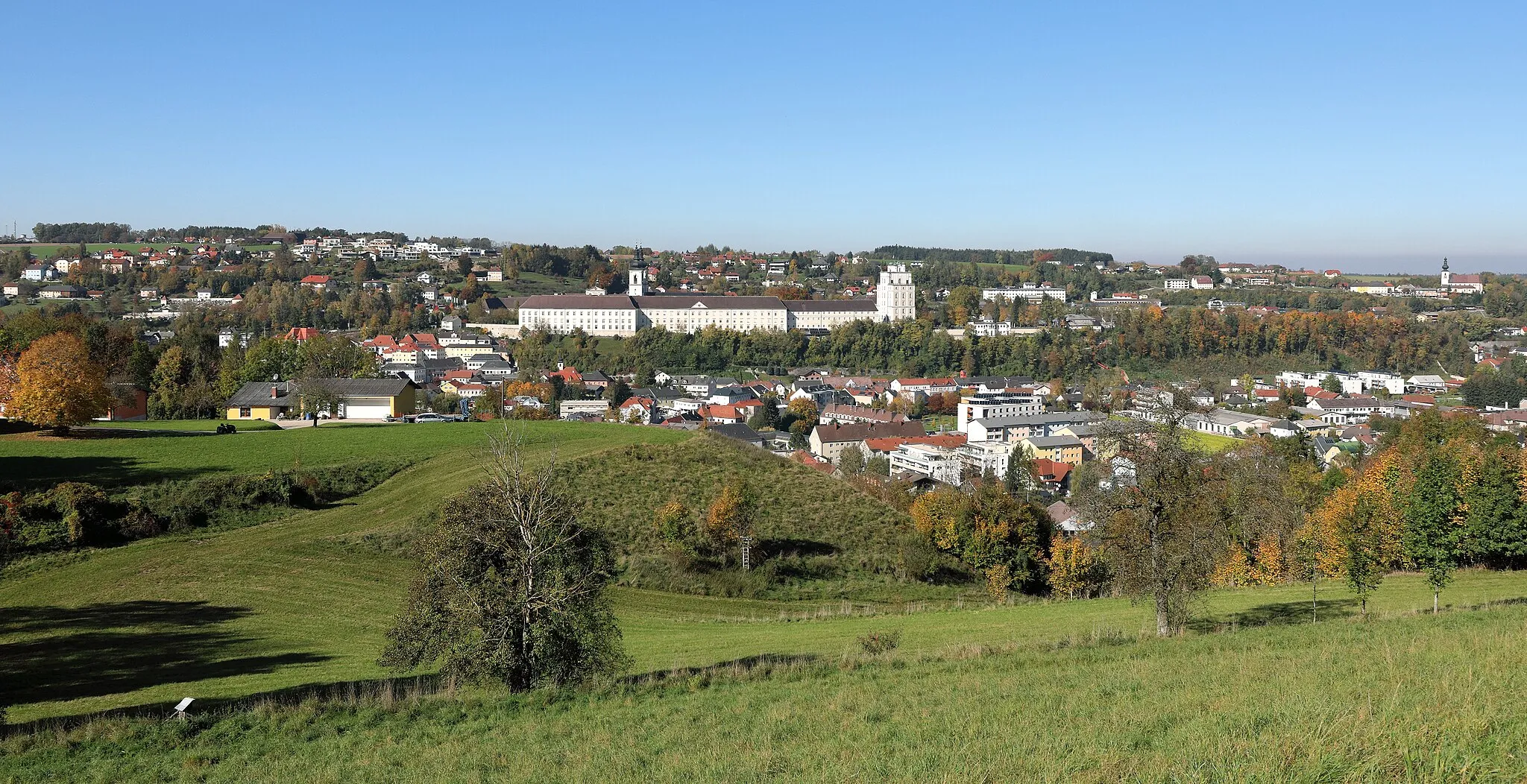 Photo showing: Südostansicht der oberösterreichischen Marktgemeinde Kremsmünster mit dem ortsbildbeherrschenden Stift und ganz rechts die Filialkirche hl. Stephan. Das auf einer Terrasse errichtete Kloster wurde 777 von dem bayerischen Herzog Tassilo III. gestiftet. Die Anlage des Klosterbezirkes, eine der größten Österreichs, ist ein Hauptbeispiel der österreichischen Barockbaukunst (17. und 18. Jahrhundert).