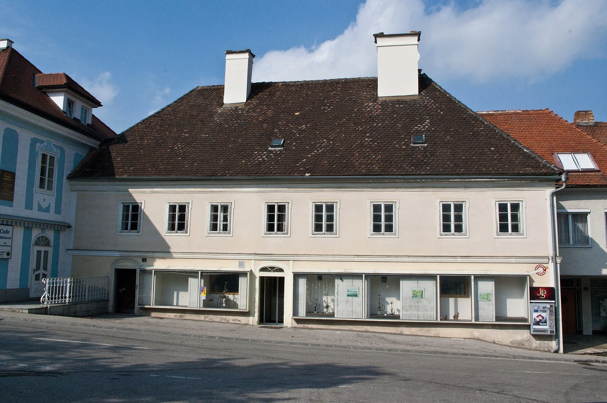 Photo showing: Wohn- und Geschäftshaus