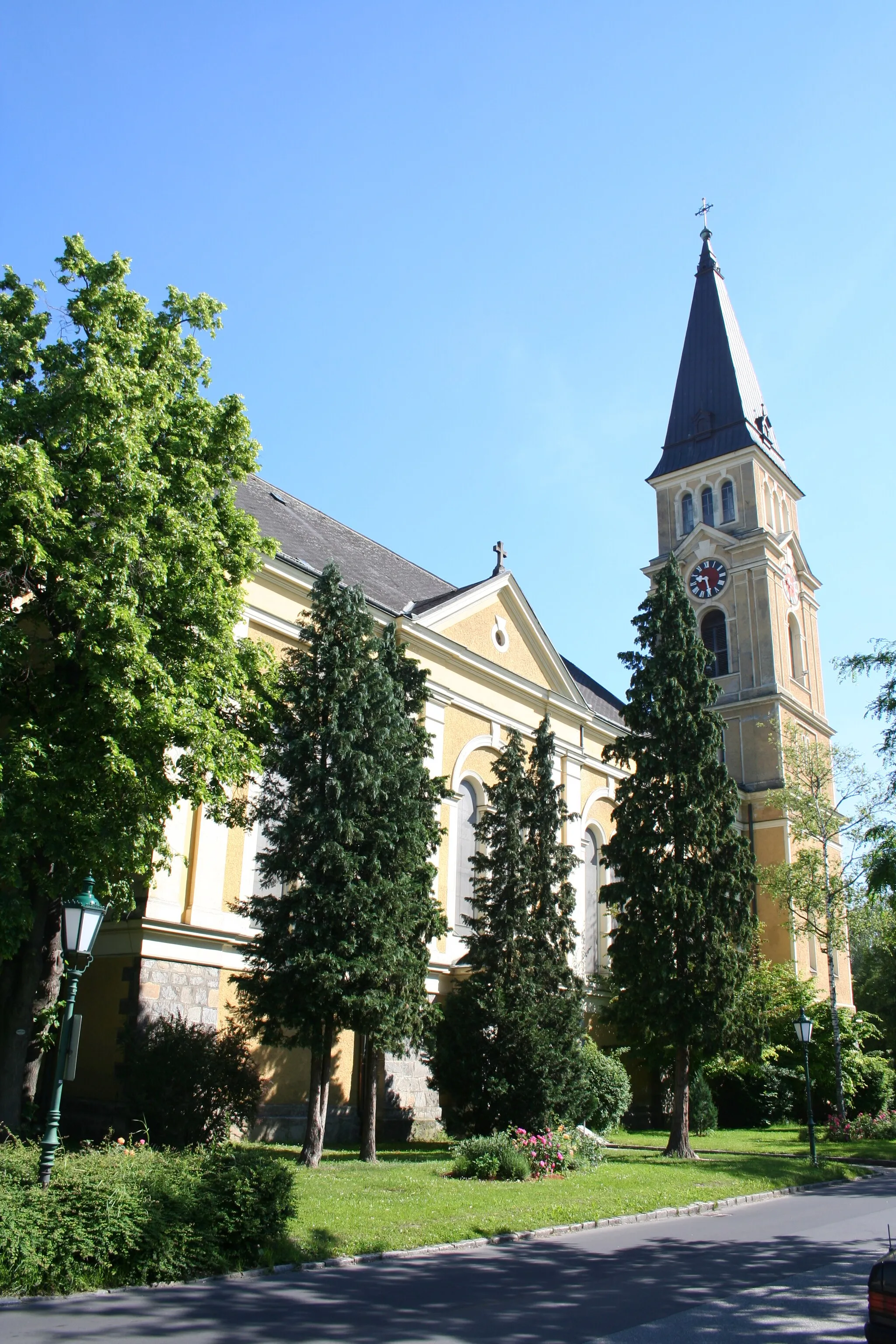 Photo showing: Katholische Pfarrkirche hl. Josef und hl. Quirinus in Linz-Kleinmünchen