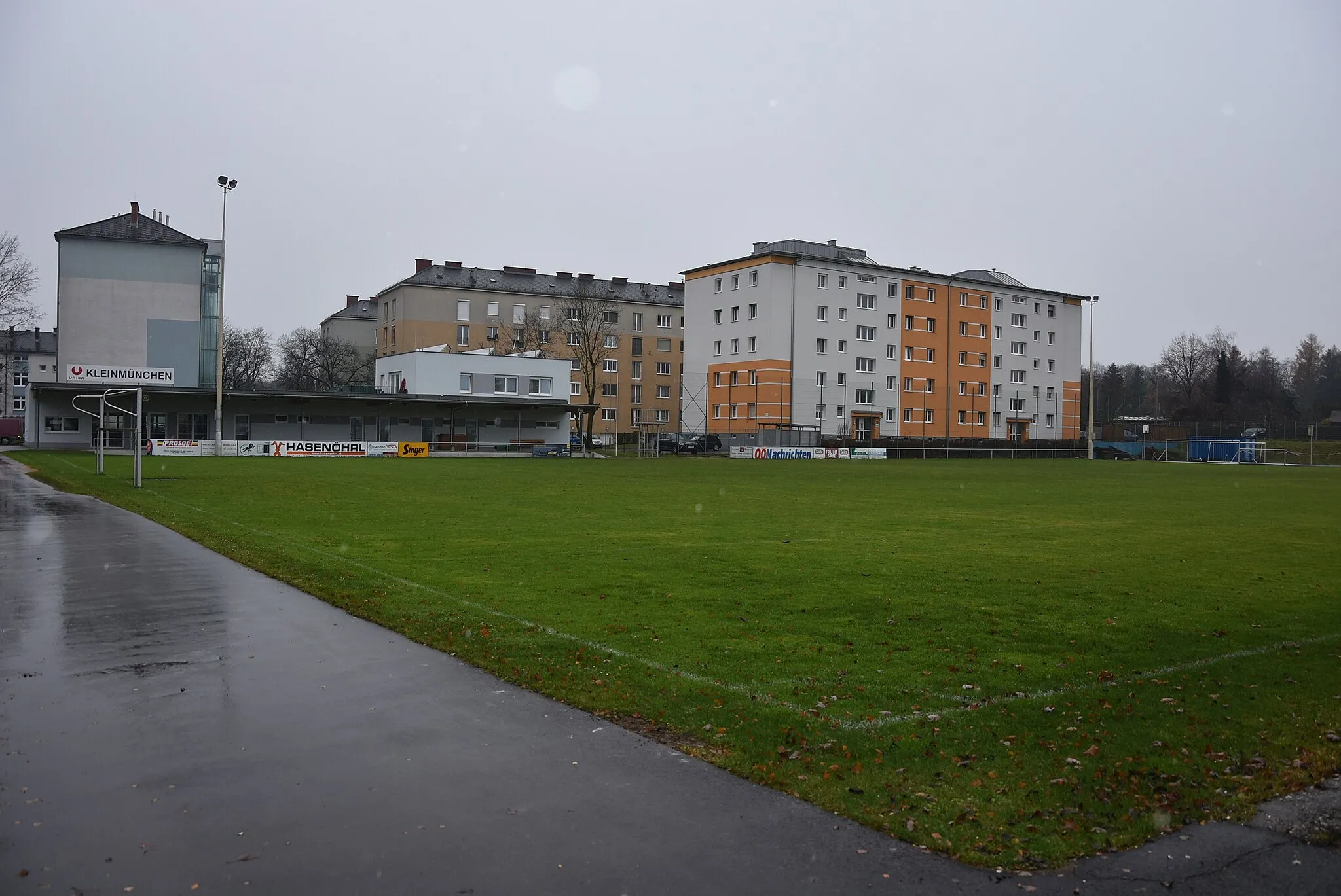 Photo showing: Die Sportanlage Union Kleinmünchen im Linzer Stadtteil Kleinmünchen an einem regnerischen Nachmittag im November 2017.