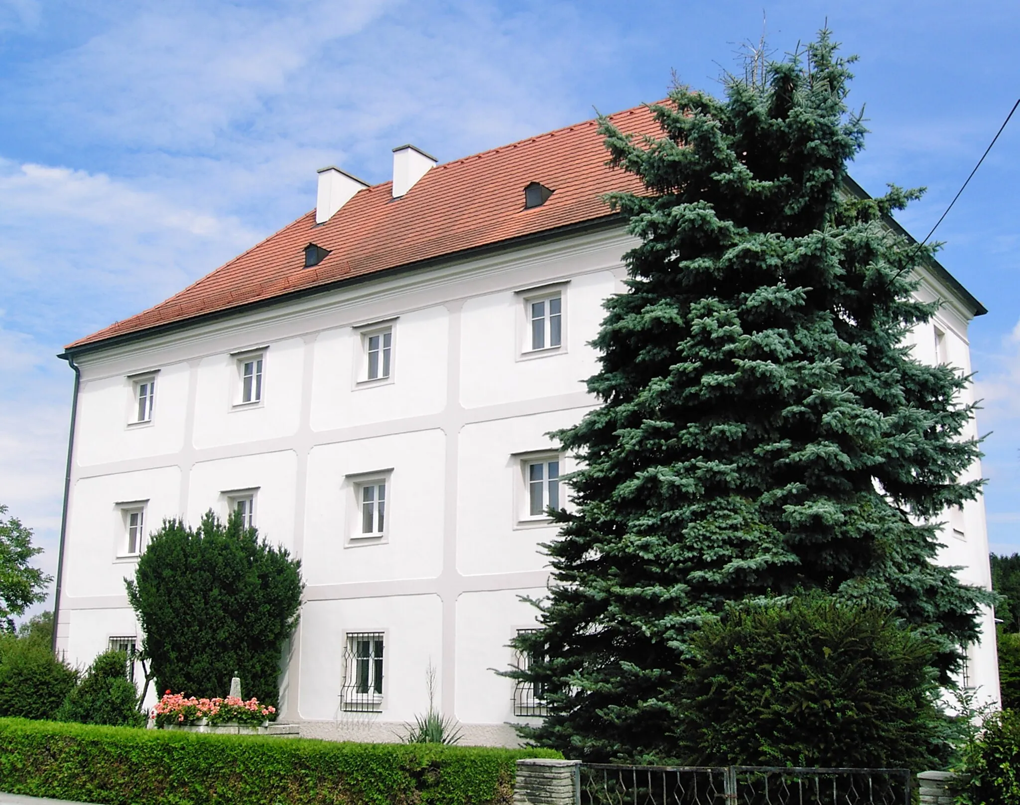 Photo showing: Adlwang Pfarrhof Bad-Haller-Straße 6, Ansicht Fassade Bad-Haller-Straße