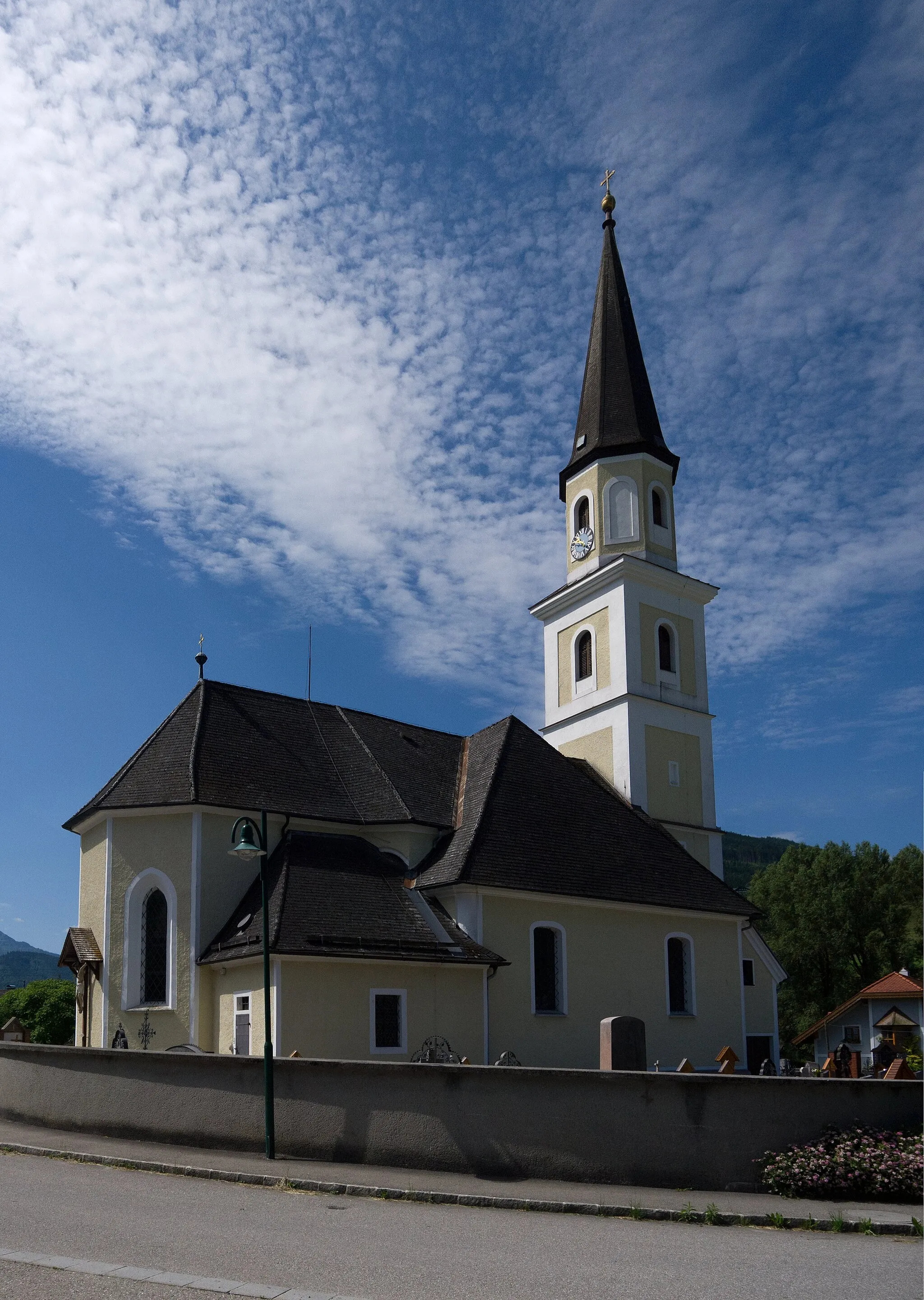 Photo showing: Kath. Pfarrkirche hl. Kilian mit Friedhof