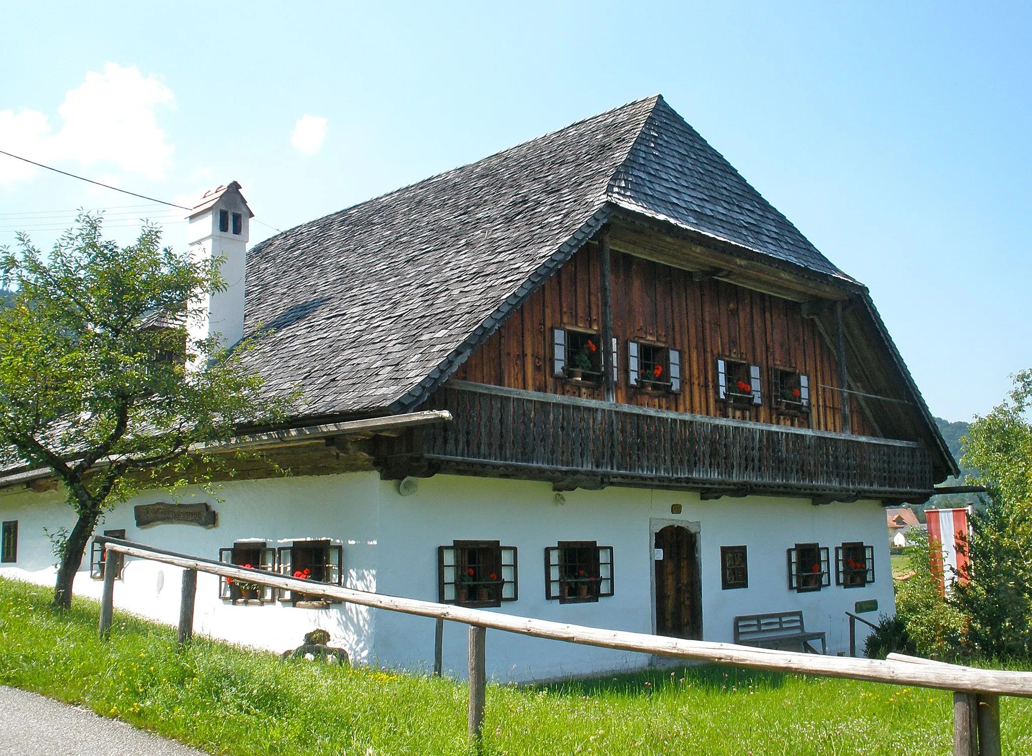 Photo showing: Das Heimathaus Viechtau in Neukirchen bei Altmünster ist im typischen Viechtauer Baustil errichtet worden. Es beherbergt ein Heimatmuseum, in dem das von der Hausindustrie bestimmte Leben der Bevölkerung um 1900 veranschaulicht wird.