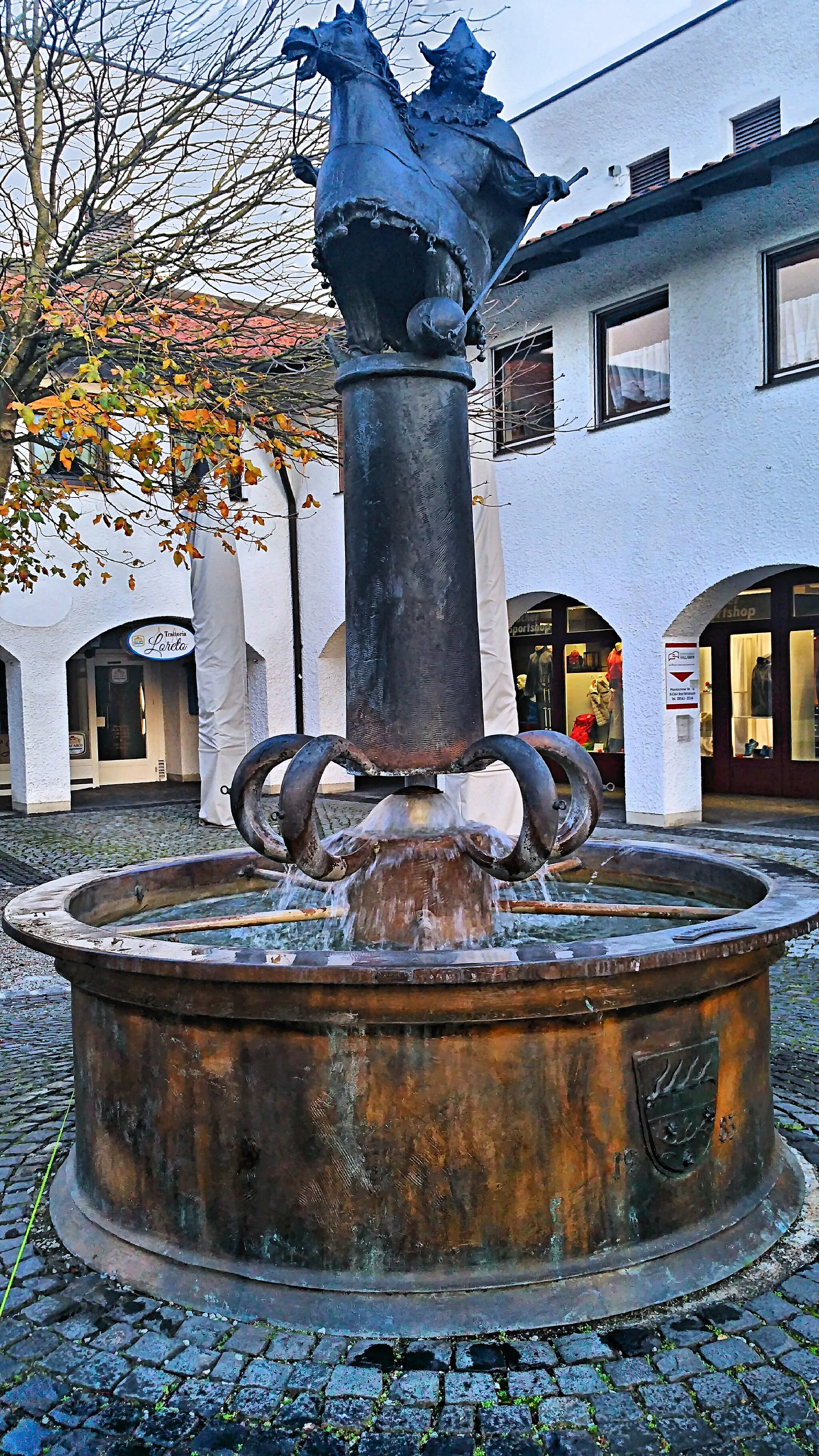 Photo showing: Deutschland, Bayern, Regierungsbezirk Niederbayern, Landkreis Rottal-Ilm, Bad Birnbach, Bräunlbrunnen am Neuen Marktplatz, 1982 gestaltet vom Bildhauer Josef Michael Neustifter