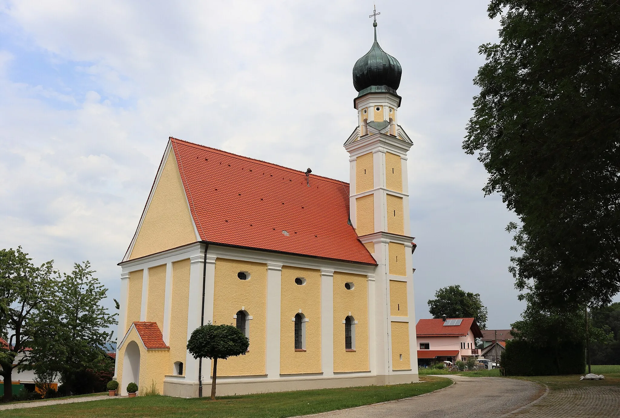 Photo showing: Einheitlicher barocker Saalbau mit südseitigem Turm, Mitte 17. Jahrhundert bis 1686 von Domenico Cristoforo Zuccalli; mit Ausstattung