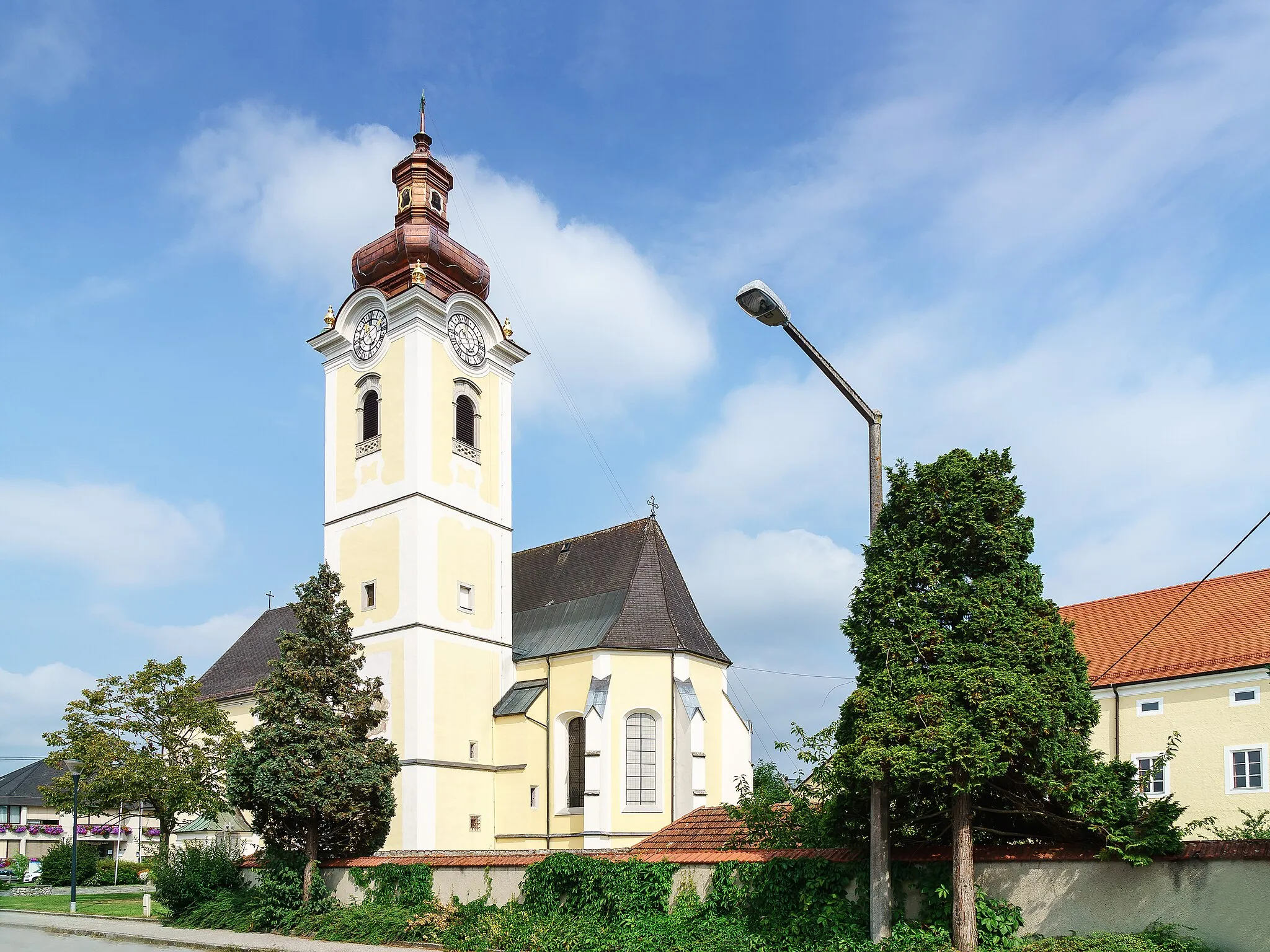 Photo showing: Kath. Pfarrkirche hl. Stephan, Pfarrgasse in Hartkirchen

This media shows the protected monument with the number 4121 in Austria. (Commons, de, Wikidata)