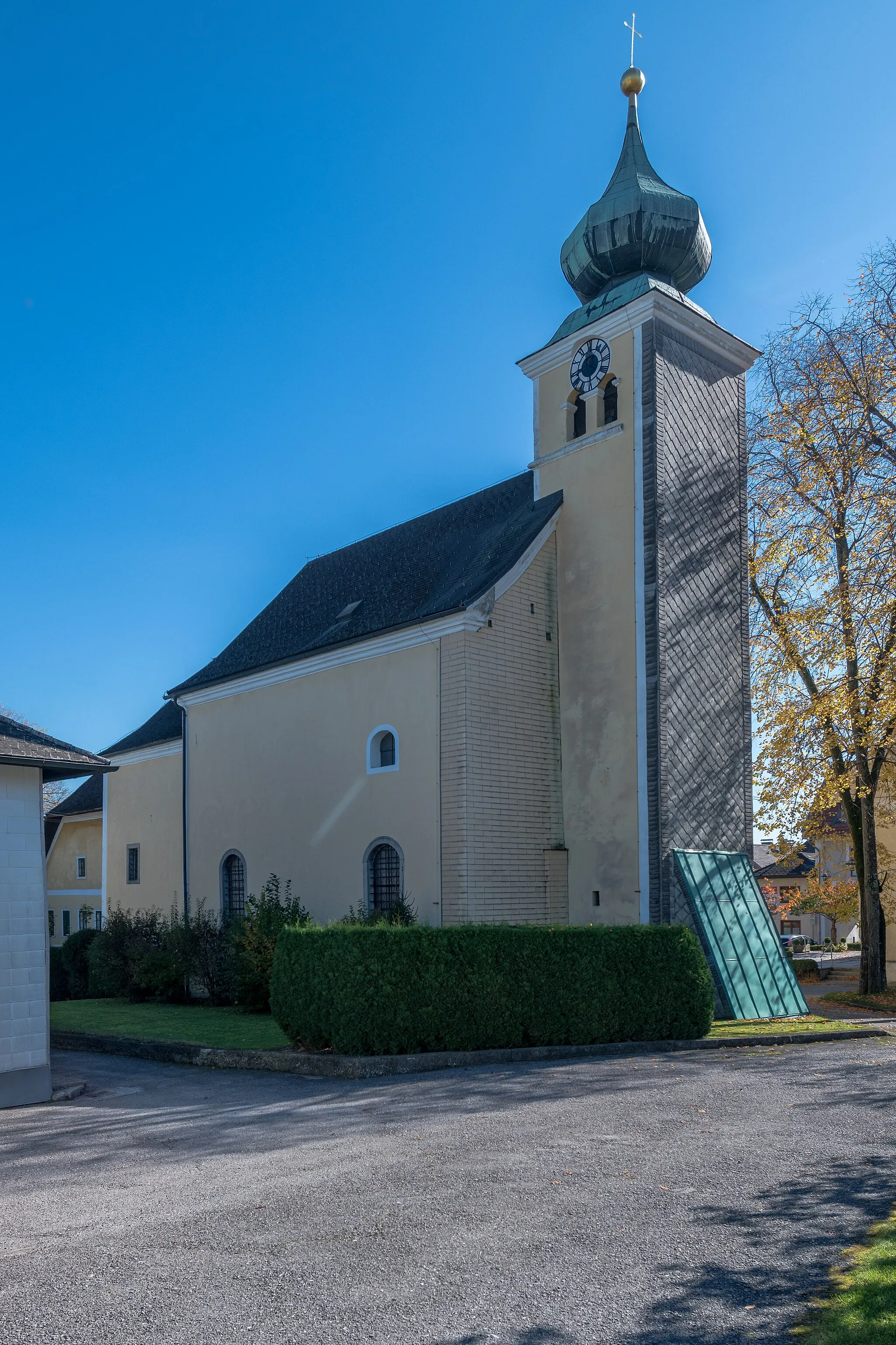 Photo showing: Pfarrkirche Lindach (Laakirchen) Blick von Nordosten