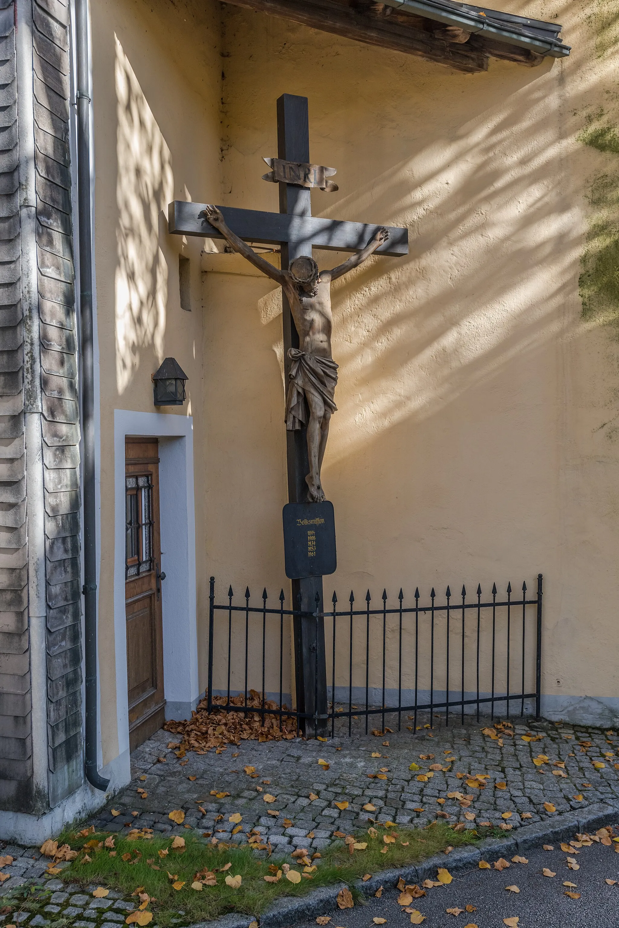 Photo showing: Christuskreuz am östlichen Eingang der Pfaarkirche Lindach (Laakirchen)