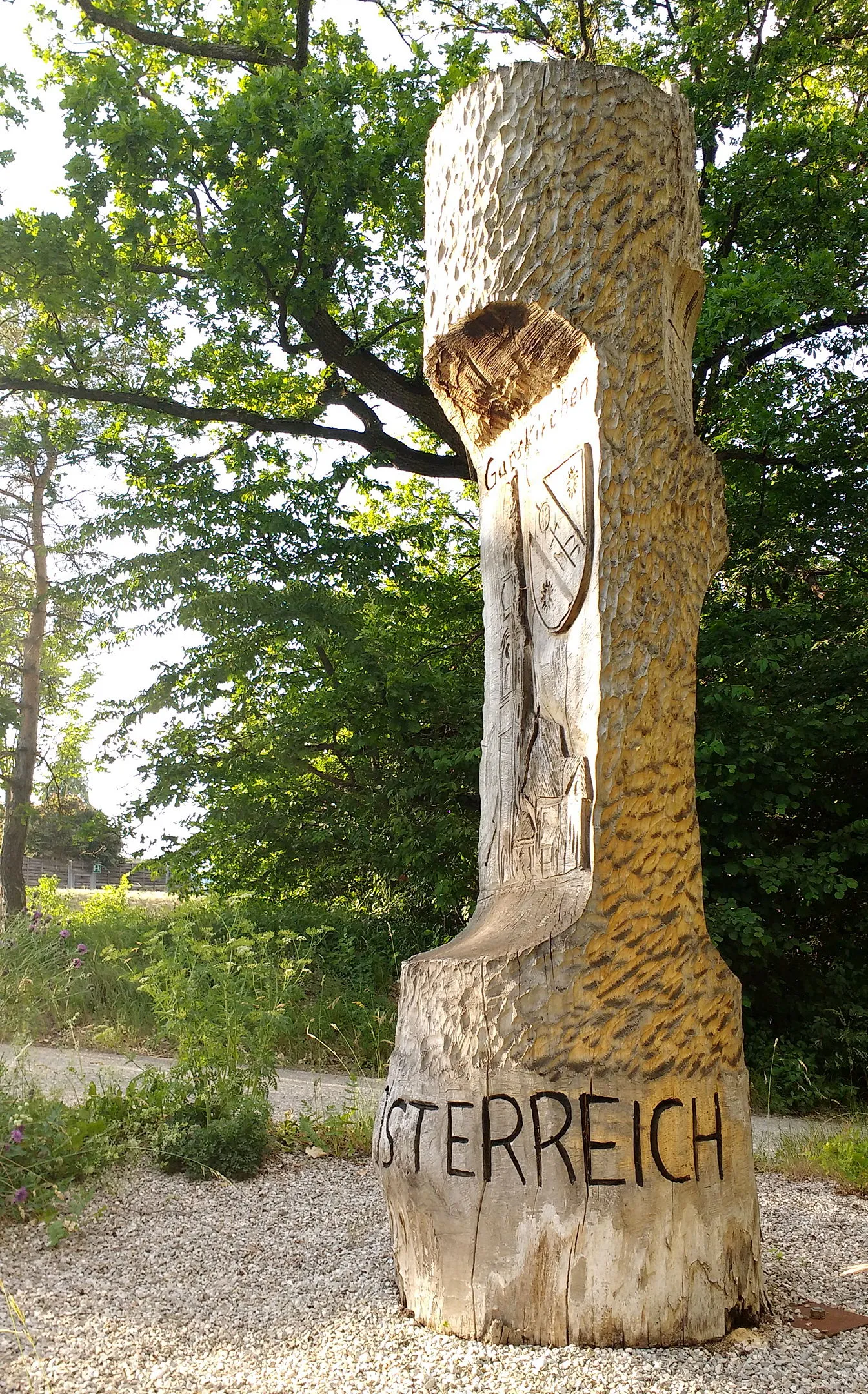 Photo showing: Wooden sculpture marking the geographic center of Upper Austria