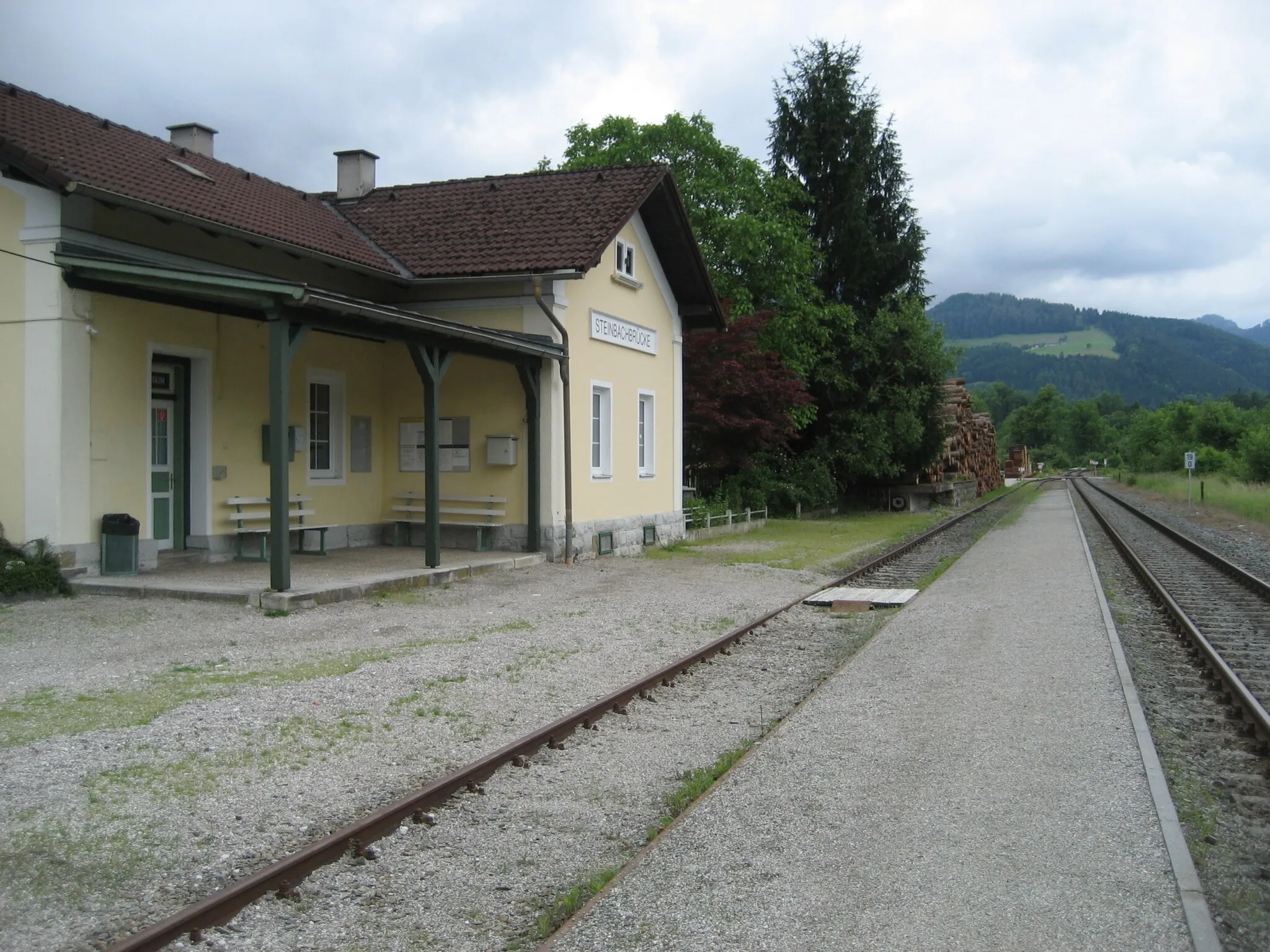 Photo showing: Steinbachbrücke train station in Upper Austria