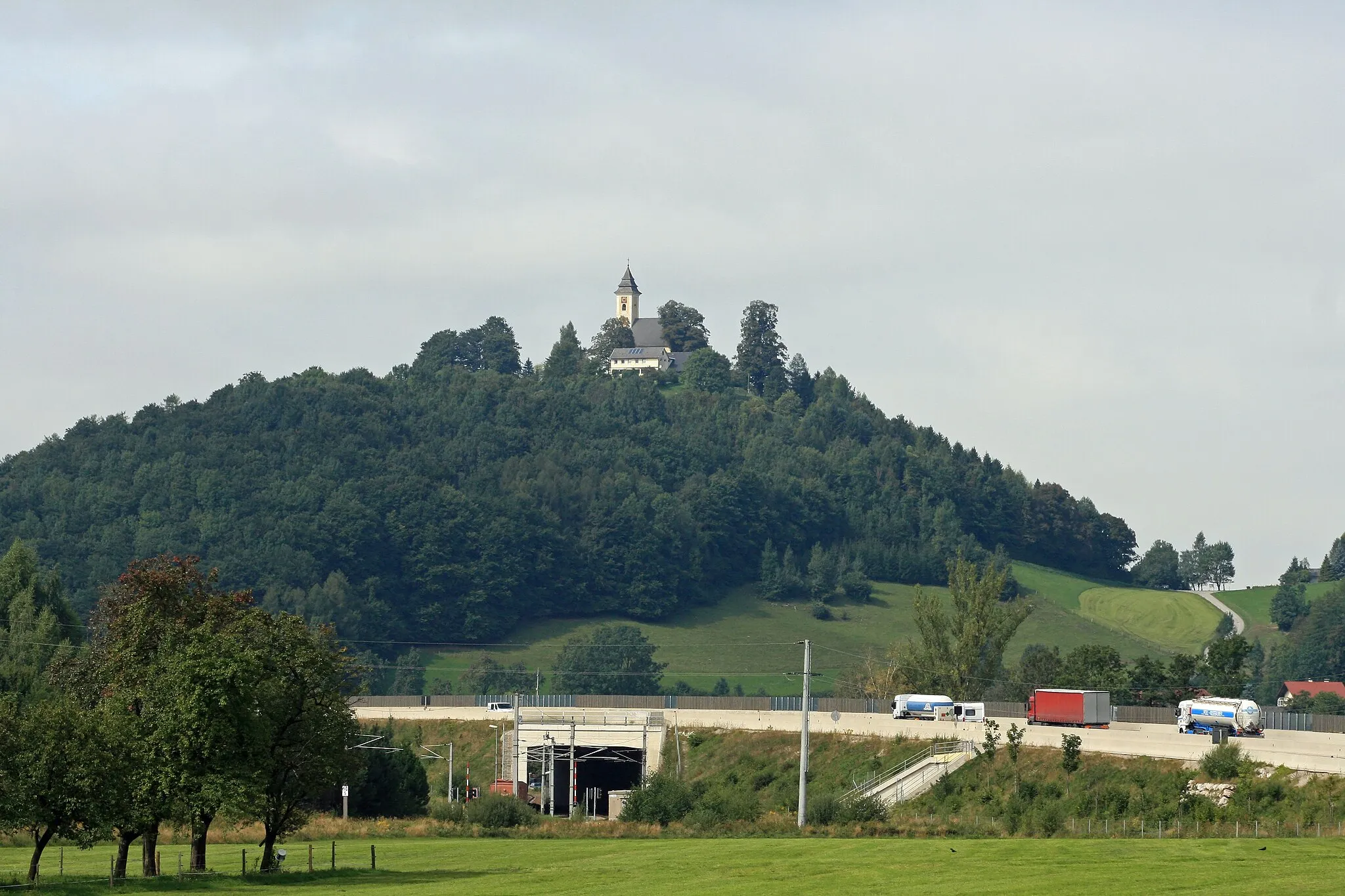 Photo showing: Blick auf den Georgenberg in Micheldorf / Oberösterreich mit der Georgenbergkirche. Im Vordergrund sind die Trasse der Pyhrnautobahn (A 9) und eine Unterführung der Pyhrn-Eisenbahn zu sehen