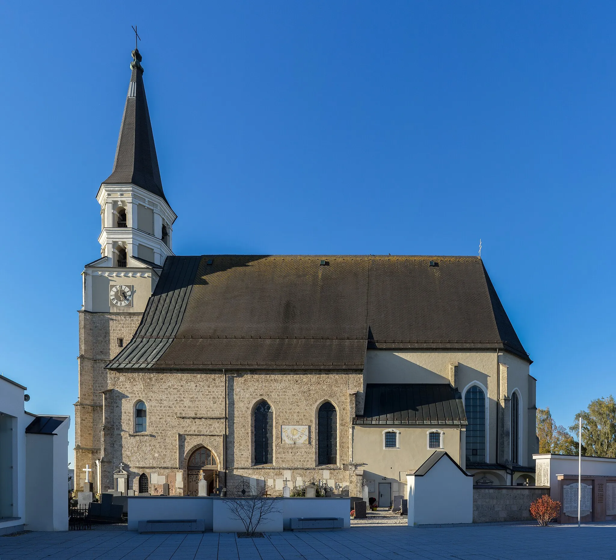 Photo showing: Kath. Pfarrkirche hl. Laurenz und Friedhof. Südseite