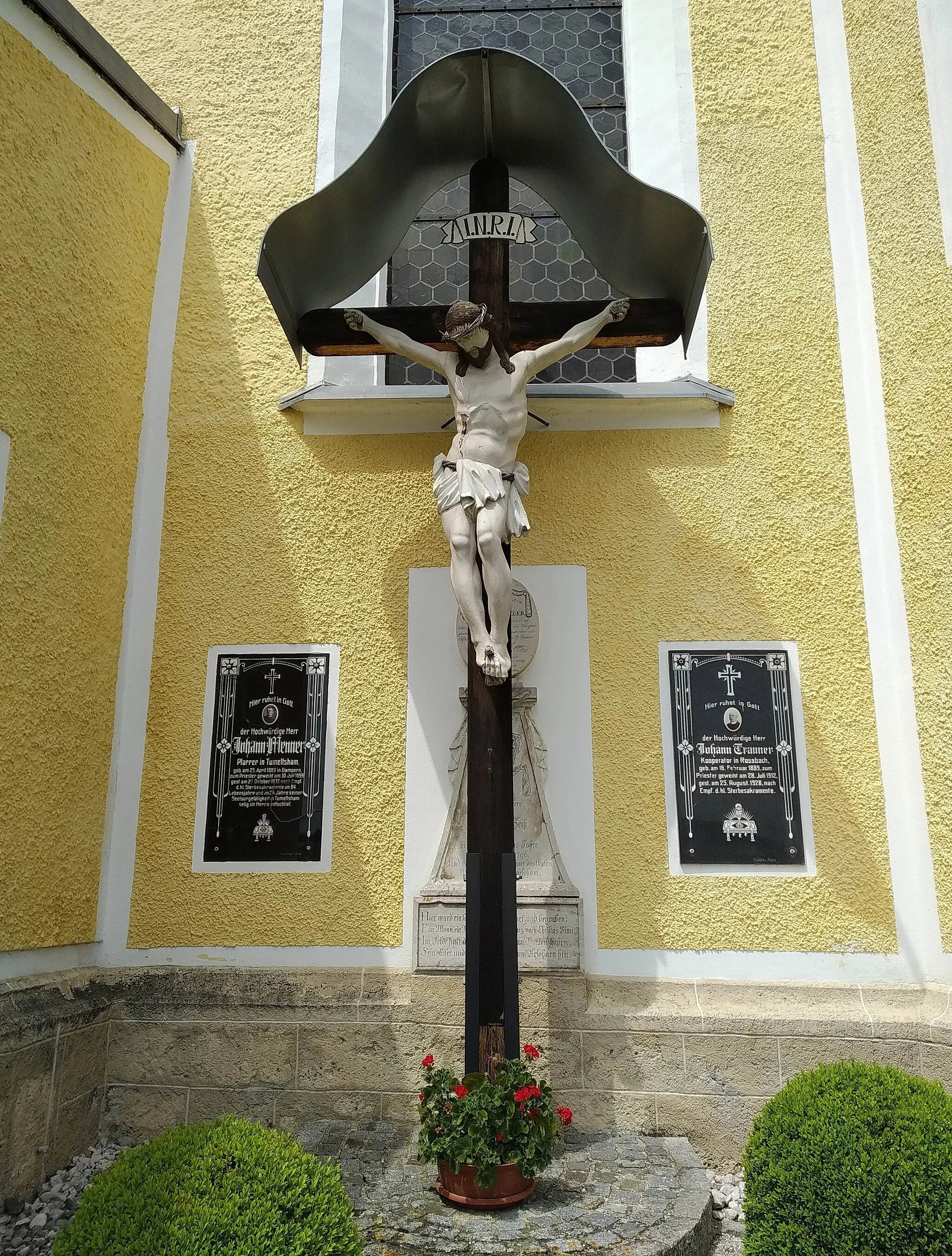 Photo showing: Tumeltsham - Pfarrkirche St. Veit (spätgotisch, um 1500; Turm 1845) - Priestergrabstätte - Kruzifix