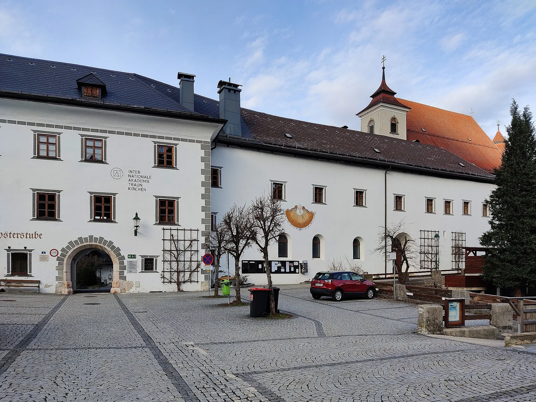 Photo showing: Ehem. Jesuitenkloster, Pfarrhof mit sog. Salettl und Friedhof