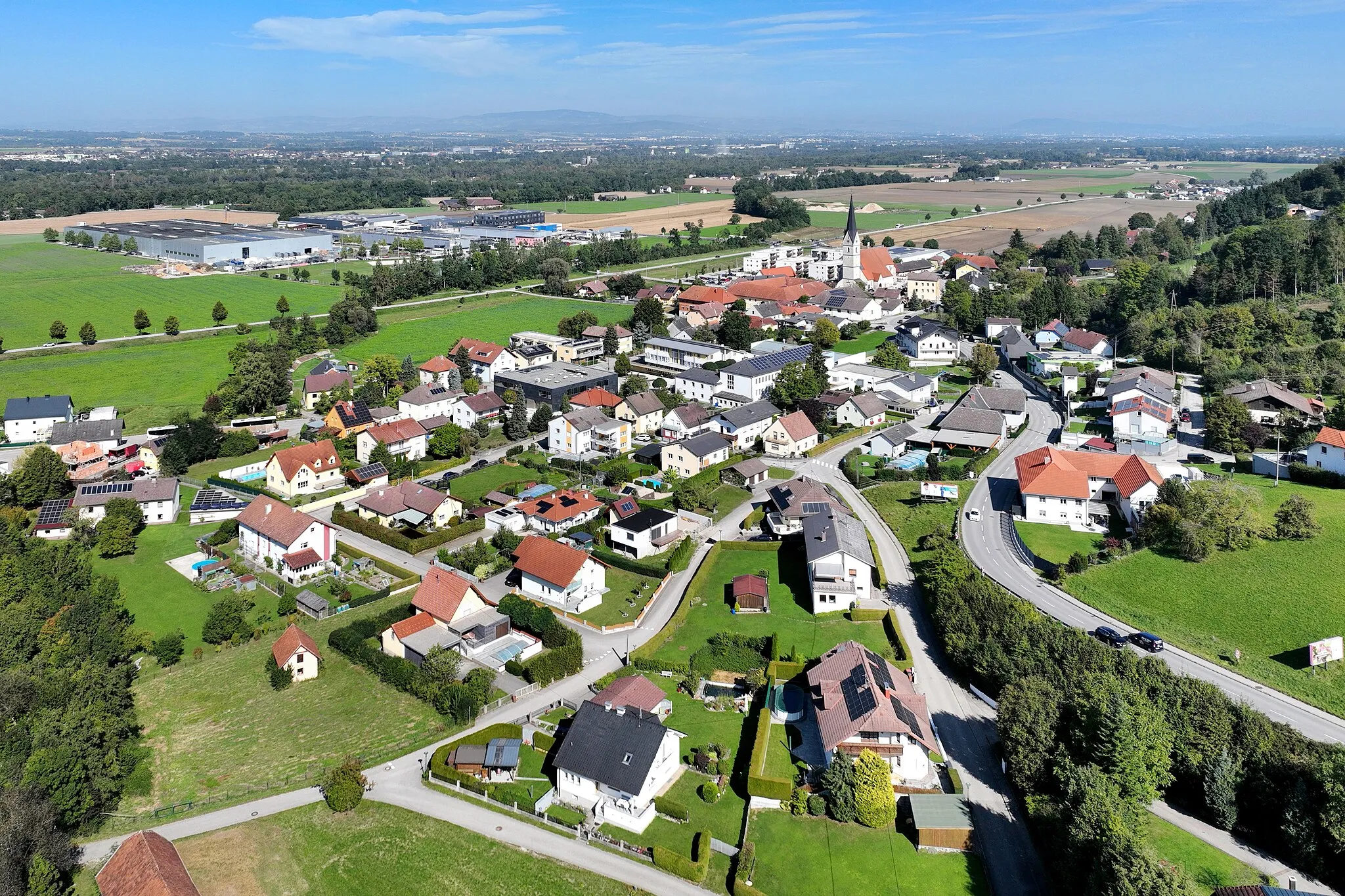 Photo showing: South-southwest view of Weißkirchen an der Traun in Upper Austria.