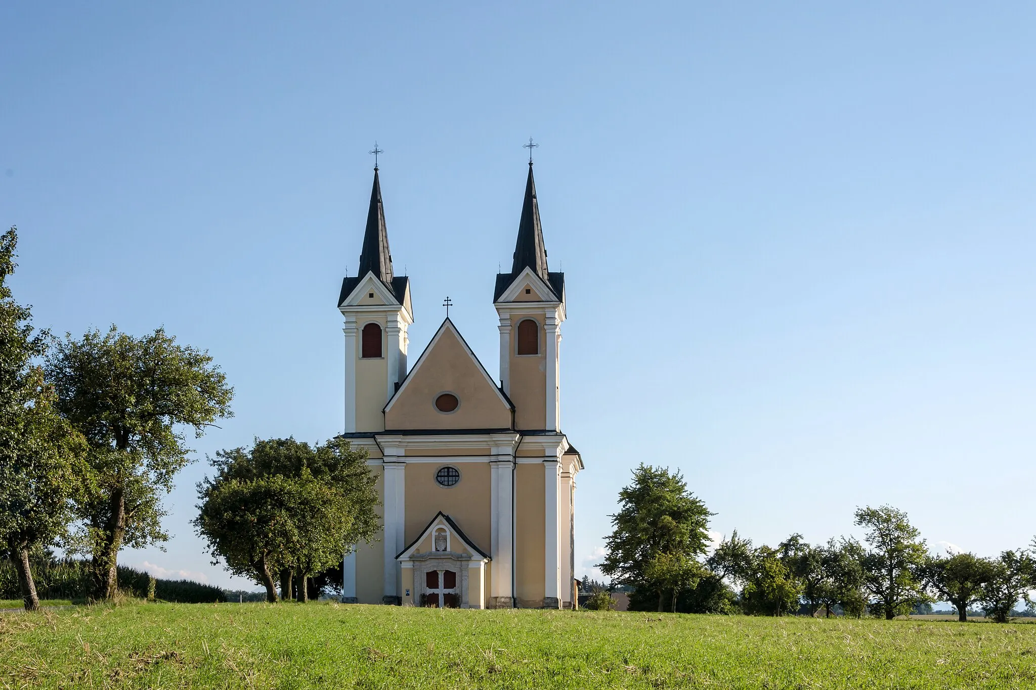 Photo showing: Die Kath. Filialkirche, Wallfahrtskirche Hl. Kreuz von Norden gesehen.