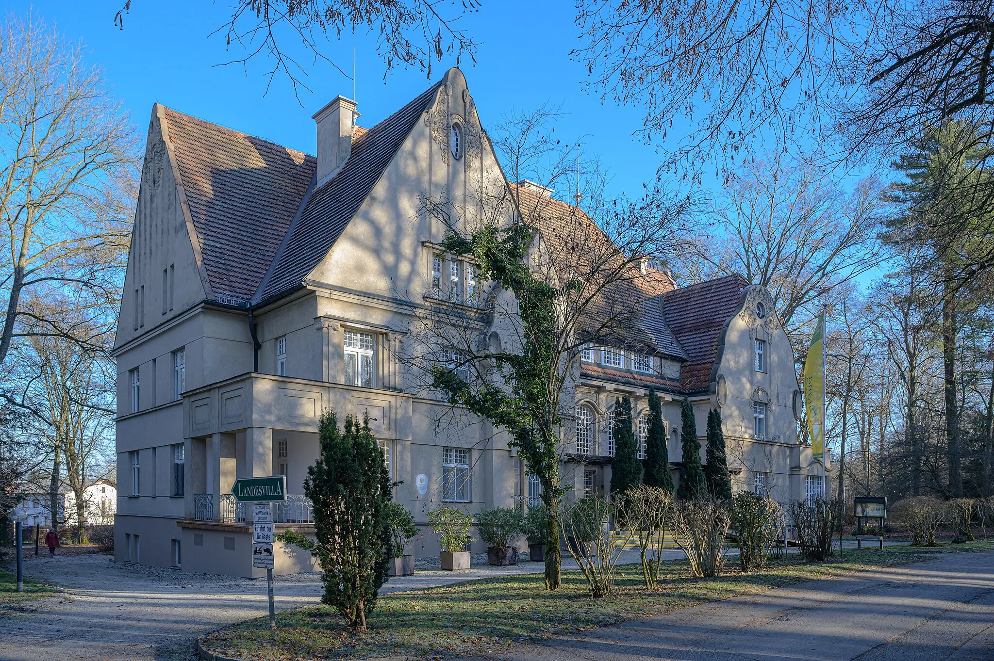 Photo showing: Die Landesvilla in Bad Hall wurde 1912 nach Plänen von Mauriz Balzarek errichtet.