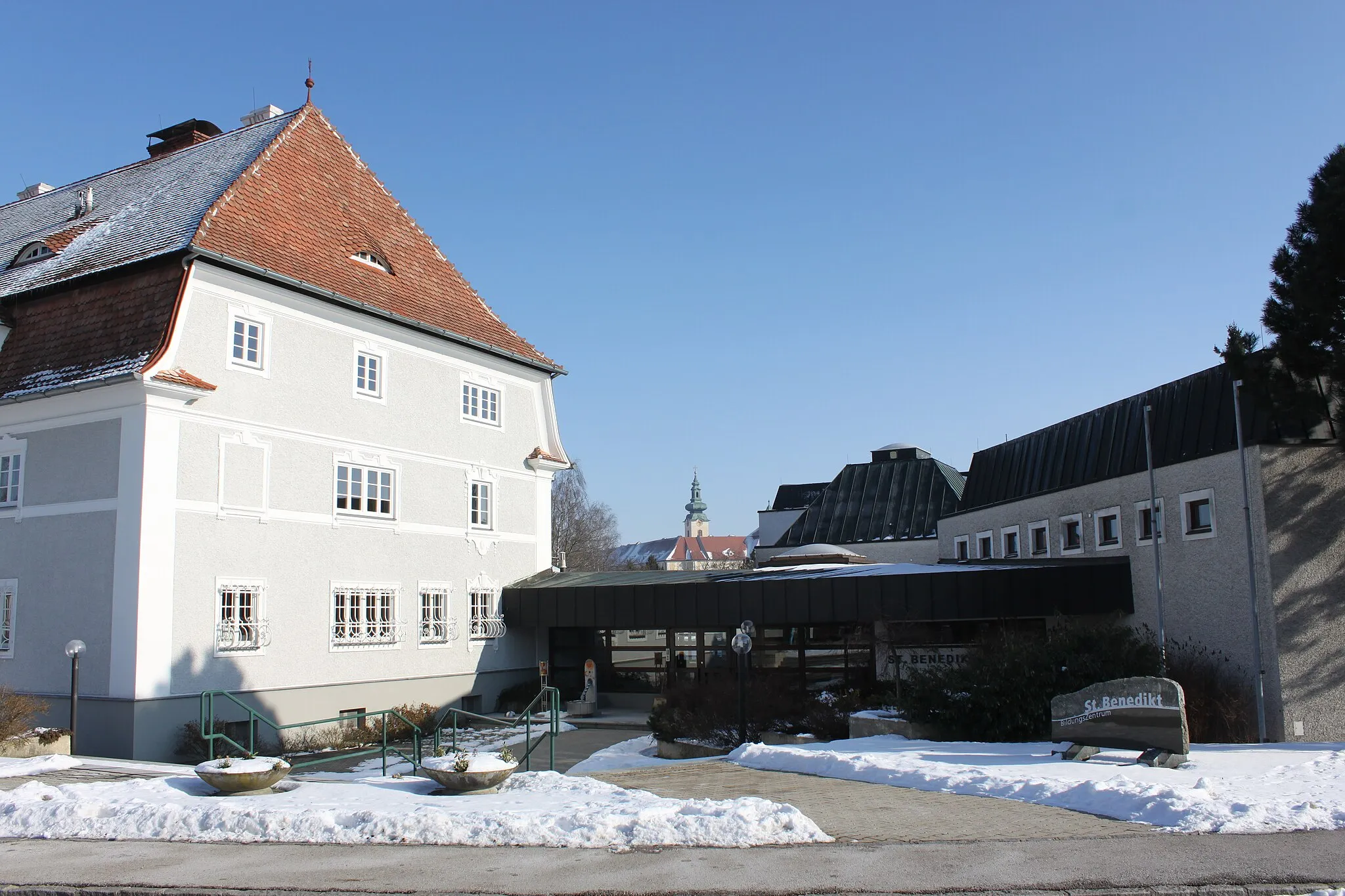 Photo showing: Bildungszentrum St. Benedikt Seitenstetten in der , mittig im Hintergrund das Stift Seitenstetten