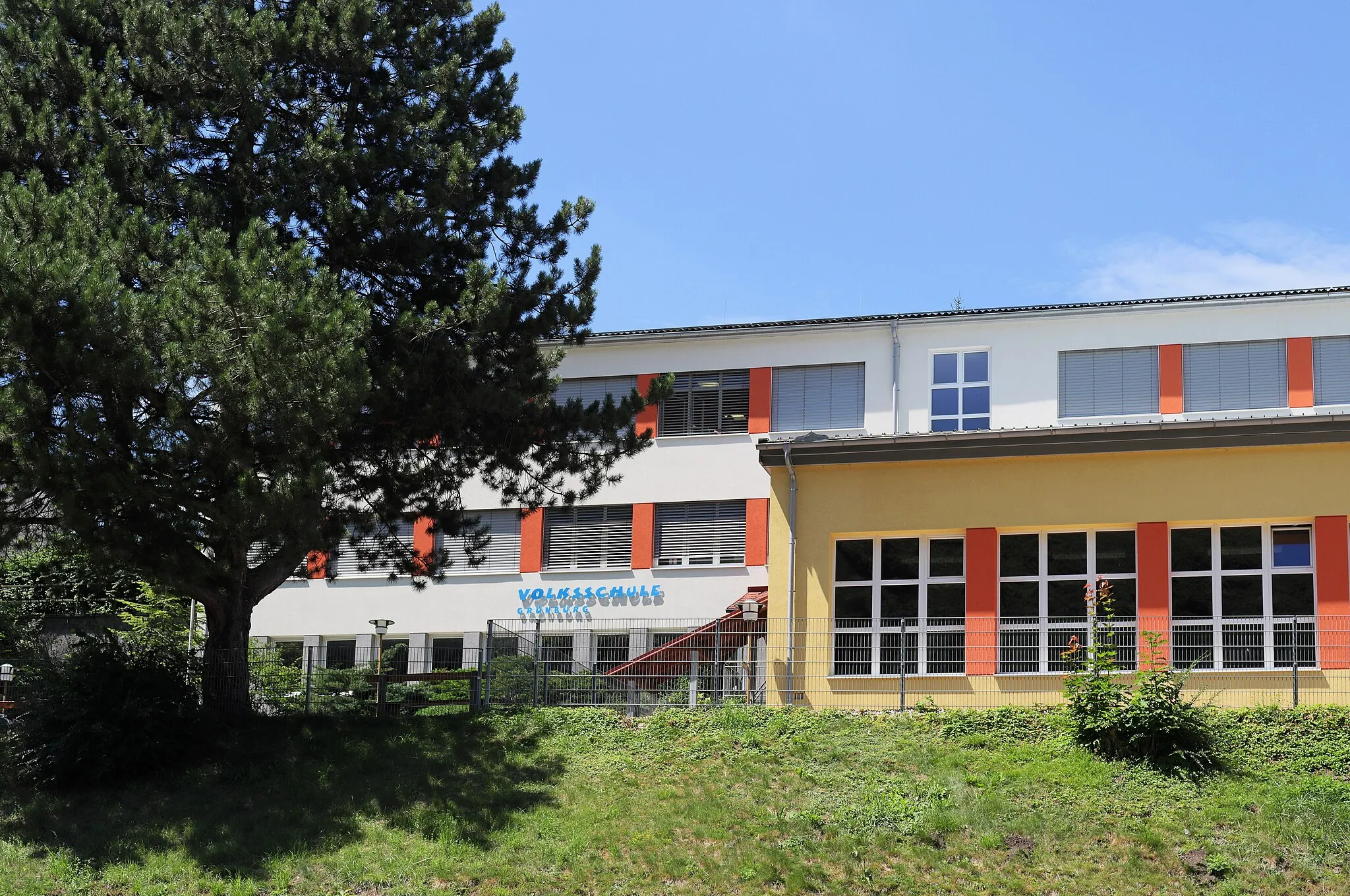 Photo showing: Volksschule Grünburg, Schulstraße 6. Blick von der Steyrtalstraße in Obergrünburg